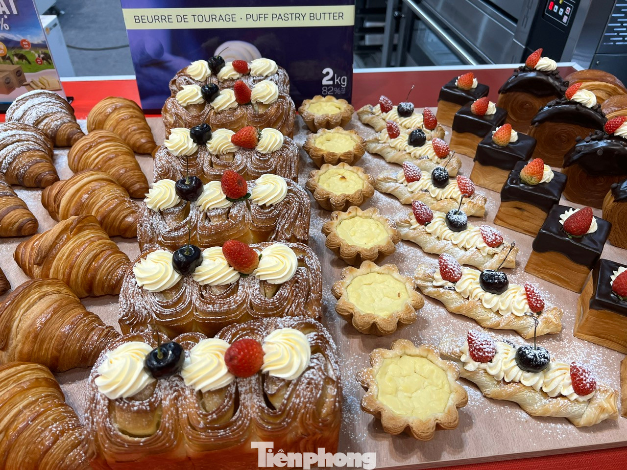 Các loại bánh thơm ngon, mới lạ hấp dẫn du khách, khó ai có thể cầm lòng không thưởng thức ngay. Các loại bánh thơm ngon, mới lạ hấp dẫn du khách, khó ai có thể cầm lòng không thưởng thức ngay.