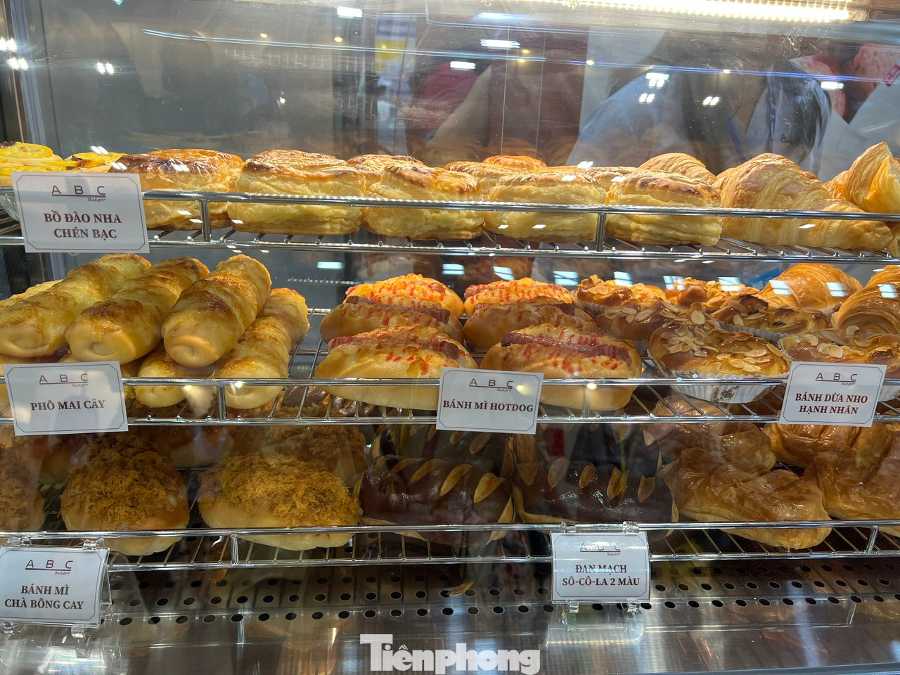 Nhiều loại bánh "hot trend" như bánh mì chà bông cay, phô mai cây, bánh mì hot dog... bày đầy tiệm. Theo các doanh nghiệp, vào ngày cuối cùng của triển lãm, du khách có thể thưởng thức thoải mái các loại bánh trưng bày tại tiệm. Nhiều loại bánh "hot trend" như bánh mì chà bông cay, phô mai cây, bánh mì hot dog... bày đầy tiệm. Theo các doanh nghiệp, vào ngày cuối cùng của triển lãm, du khách có thể thưởng thức thoải mái các loại bánh trưng bày tại tiệm.