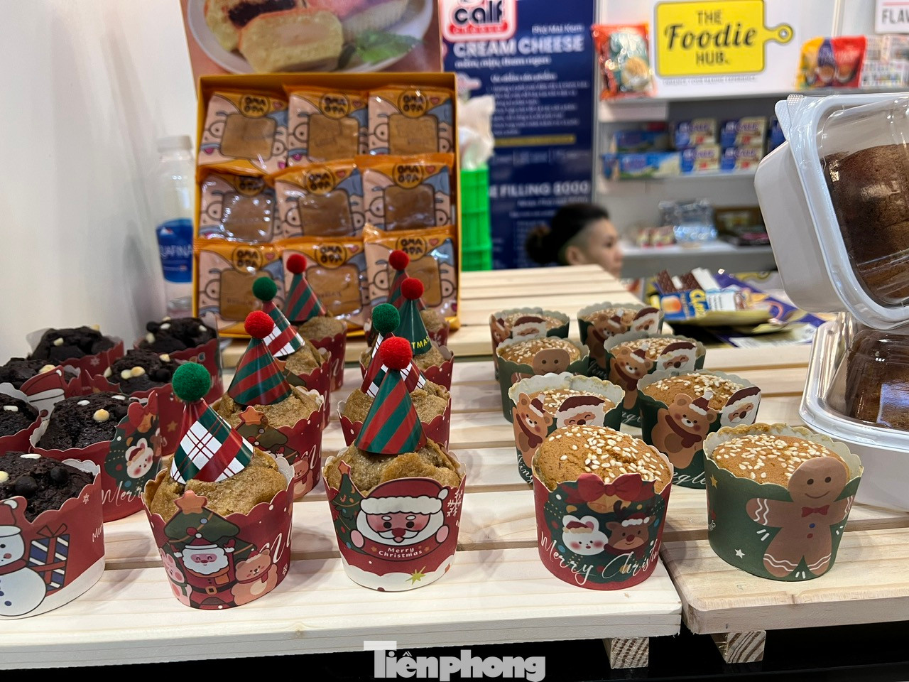 Tại đây, đủ các loại bánh tây, bánh ngọt được các đầu bếp biểu diễn tại chỗ, sau đó gửi tặng tất cả cho khách tham quan thưởng thức. Tại đây, đủ các loại bánh tây, bánh ngọt được các đầu bếp biểu diễn tại chỗ, sau đó gửi tặng tất cả cho khách tham quan thưởng thức.