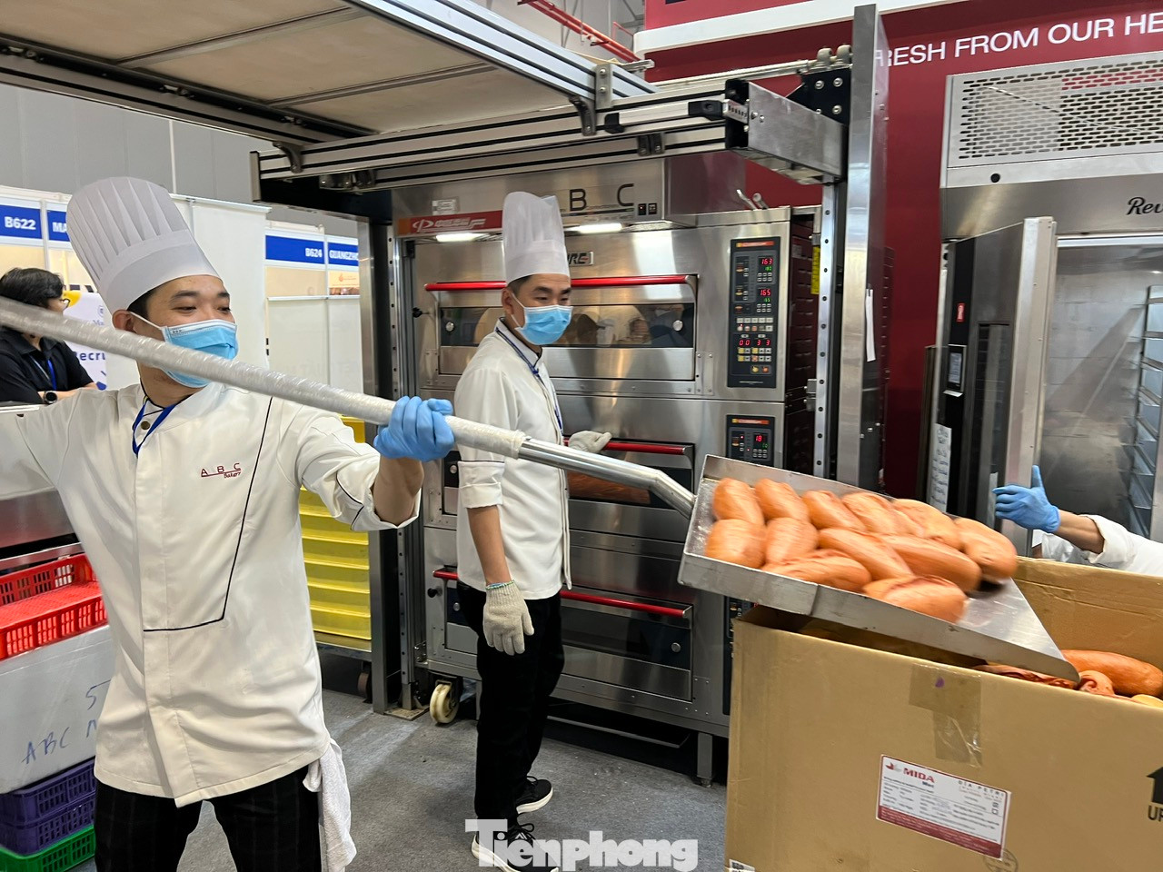 Bánh mì thanh long "hot trend" một thời của thương hiệu ABC được các đầu bếp nướng ngay tại chỗ, phát miễn phí cho khách tham quan. Bánh mì thanh long "hot trend" một thời của thương hiệu ABC được các đầu bếp nướng ngay tại chỗ, phát miễn phí cho khách tham quan.