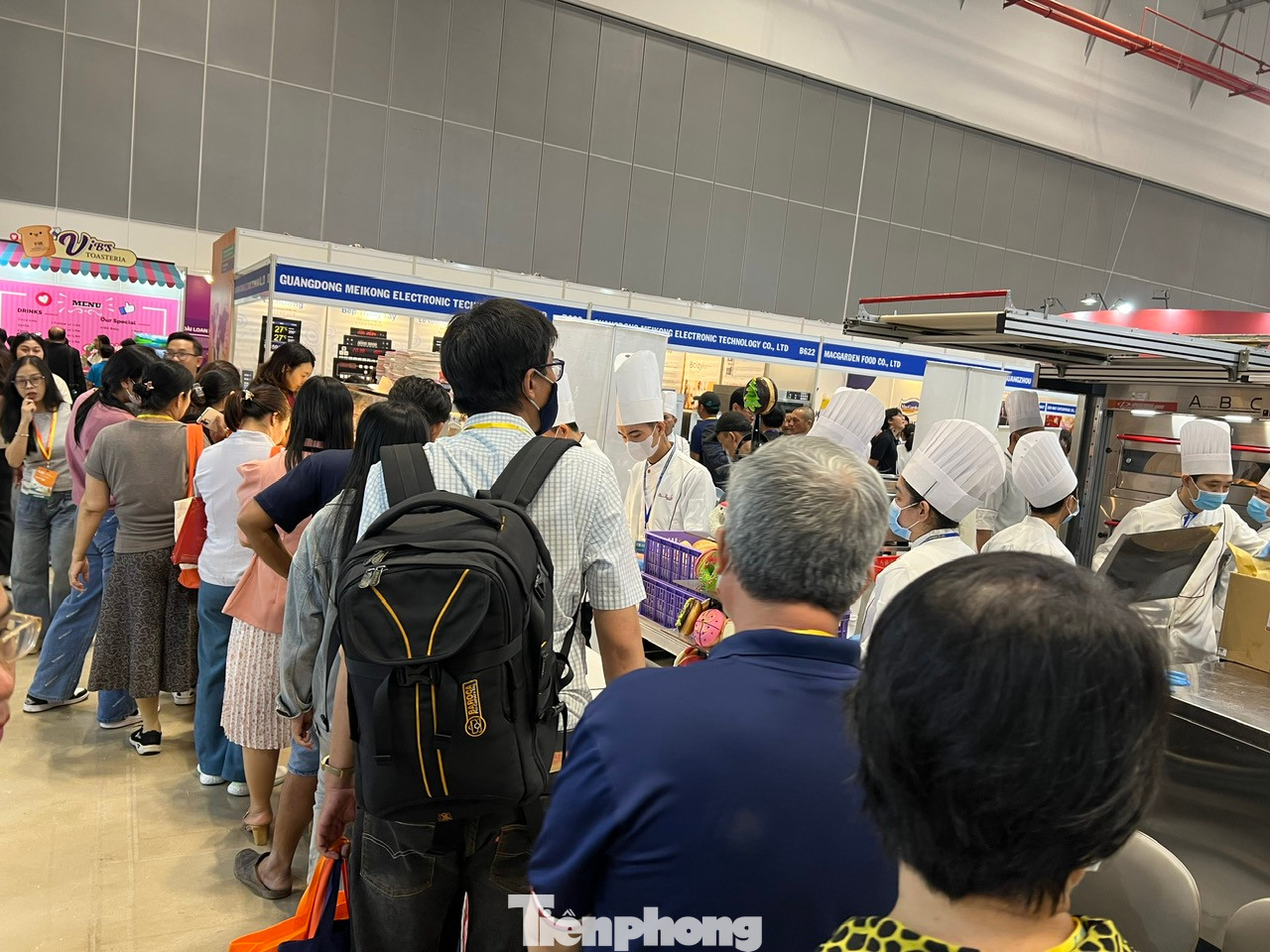 Dòng người xếp hàng rất dài, đặc biệt vào thời điểm trưa lại càng nhộn nhịp hơn. Dòng người xếp hàng rất dài, đặc biệt vào thời điểm trưa lại càng nhộn nhịp hơn.