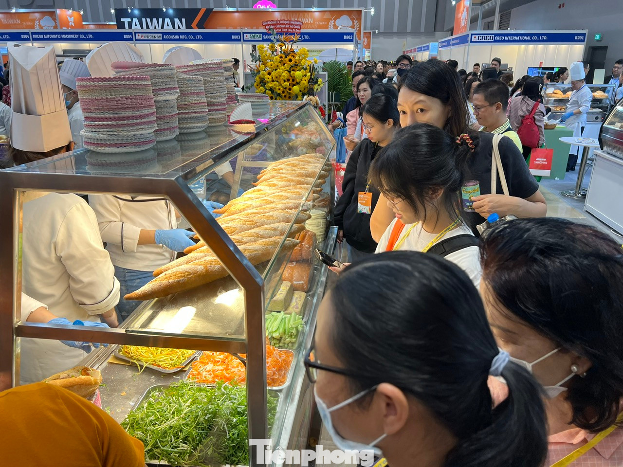 Gần cả trăm người liên tục xếp hàng để được thưởng thức bánh mì kẹp thịt miễn phí. "Tuy dòng người xếp hàng khá dài nhưng chúng tôi không phải chờ đợi lâu, quan trọng là rất vui vì được thưởng thức ổ bánh mì rất thơm ngon, chất lượng và có giá 0 đồng. Khách muốn ăn bao nhiêu cũng được, chỉ cần chịu khó xếp hàng" - anh Bình (khách tham quan) hào hứng nói. Gần cả trăm người liên tục xếp hàng để được thưởng thức bánh mì kẹp thịt miễn phí. "Tuy dòng người xếp hàng khá dài nhưng chúng tôi không phải chờ đợi lâu, quan trọng là rất vui vì được thưởng thức ổ bánh mì rất thơm ngon, chất lượng và có giá 0 đồng. Khách muốn ăn bao nhiêu cũng được, chỉ cần chịu khó xếp hàng" - anh Bình (khách tham quan) hào hứng nói.