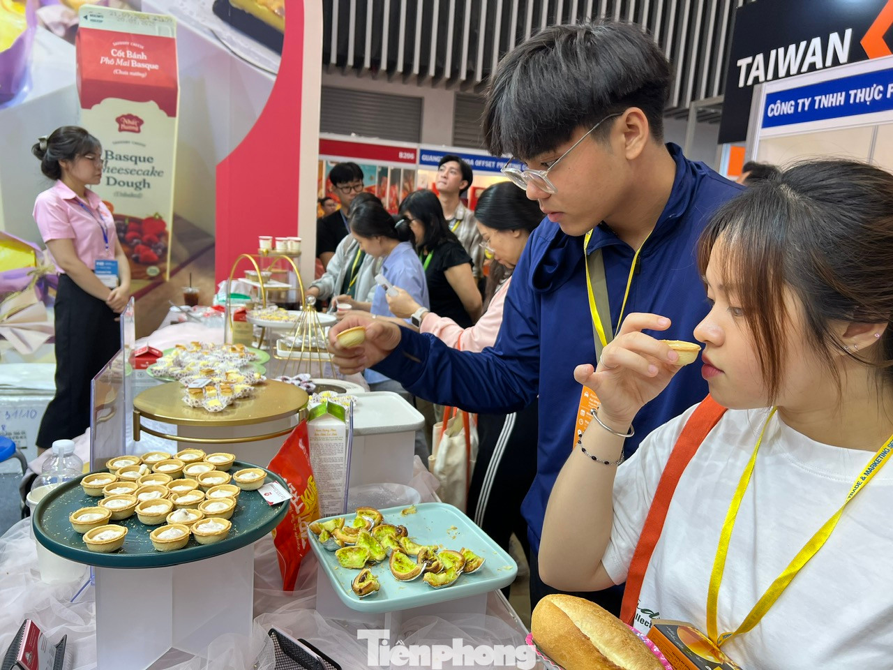 Bánh nóng hổi mới ra lò, du khách thưởng thức thoải mái ngay tại chỗ Bánh nóng hổi mới ra lò, du khách thưởng thức thoải mái ngay tại chỗ