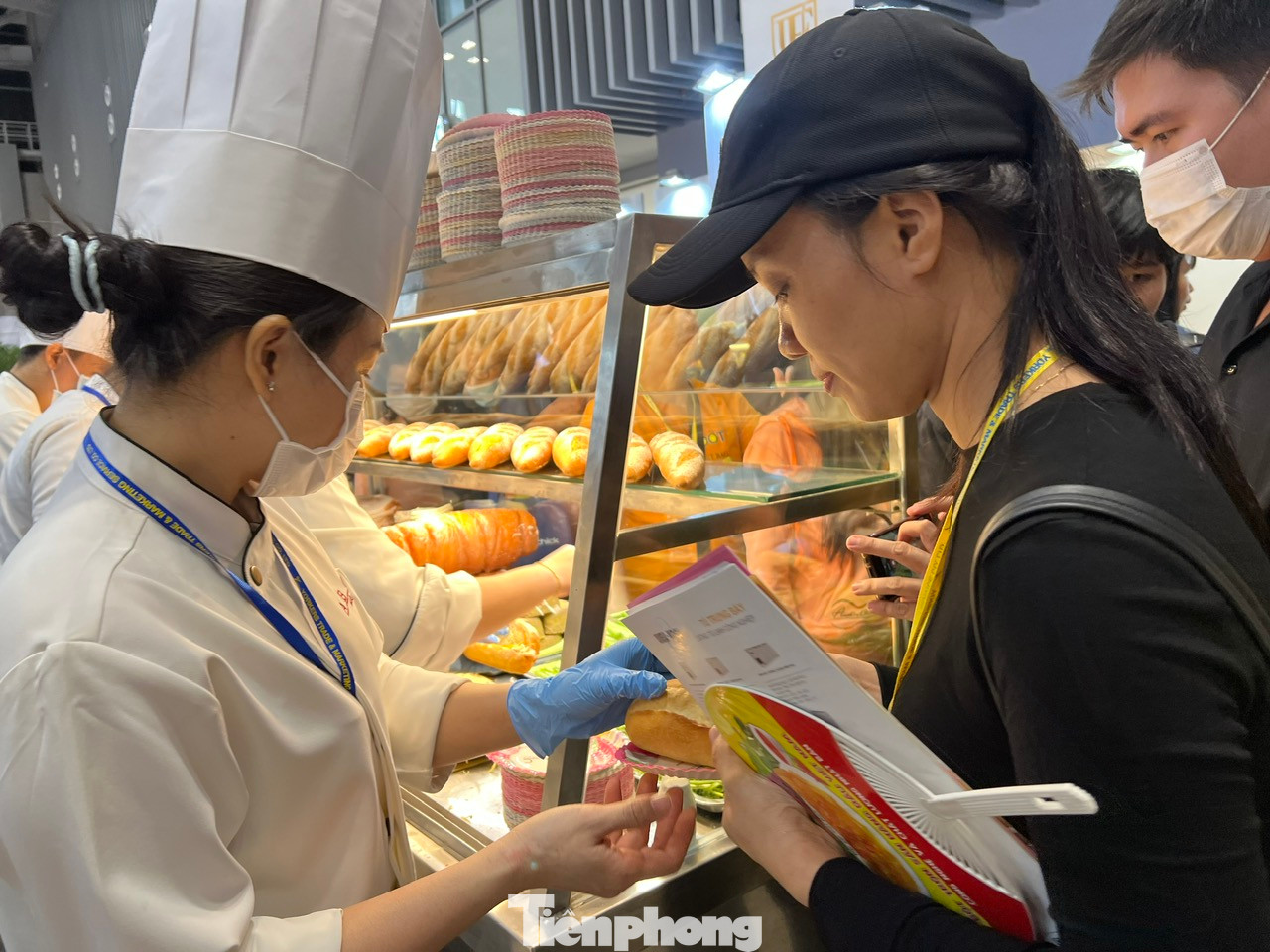 Nhân viên liên tục làm bánh mì tặng khách Nhân viên liên tục làm bánh mì tặng khách