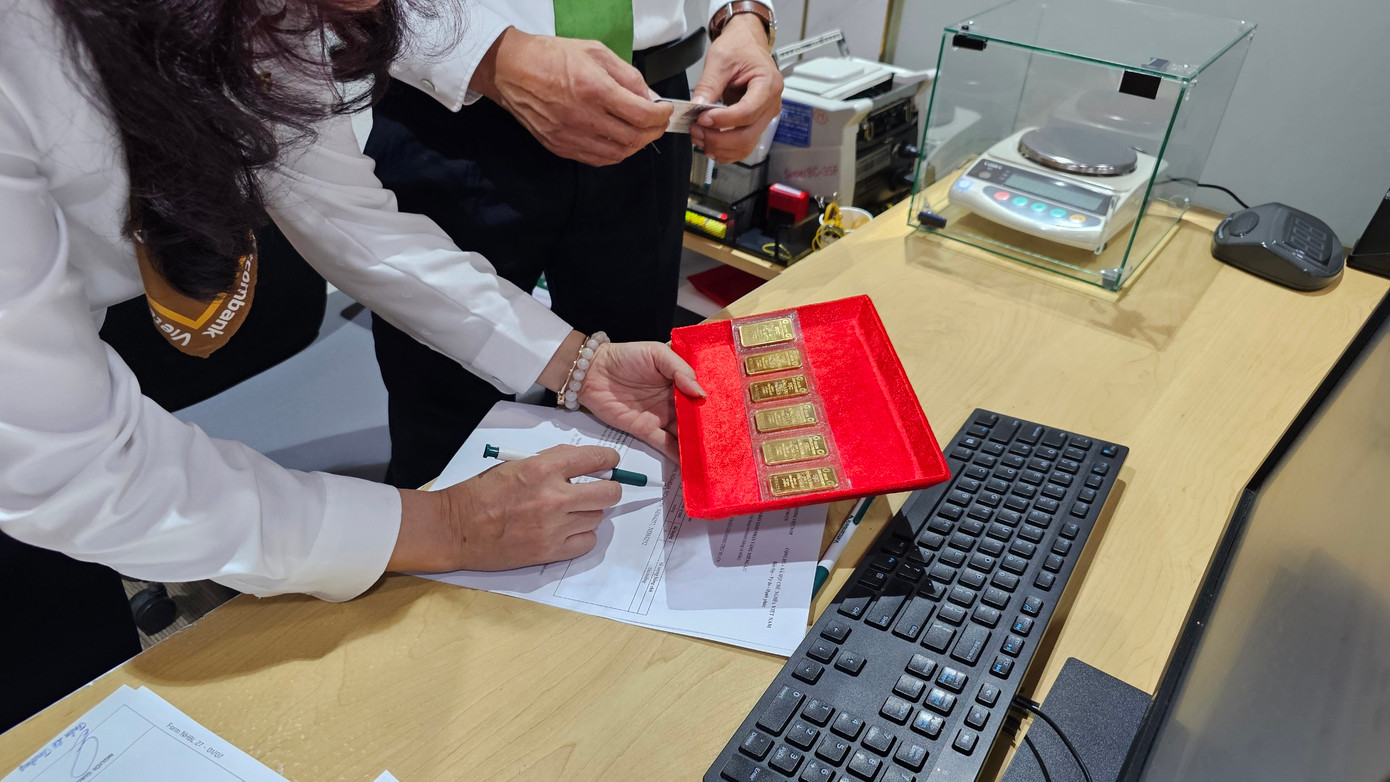 Khách mua vàng được hỗ trợ mở tài khoản ngân hàng để giao dịch thuận tiện và nhanh chóng hơn. Khách mua vàng được hỗ trợ mở tài khoản ngân hàng để giao dịch thuận tiện và nhanh chóng hơn.