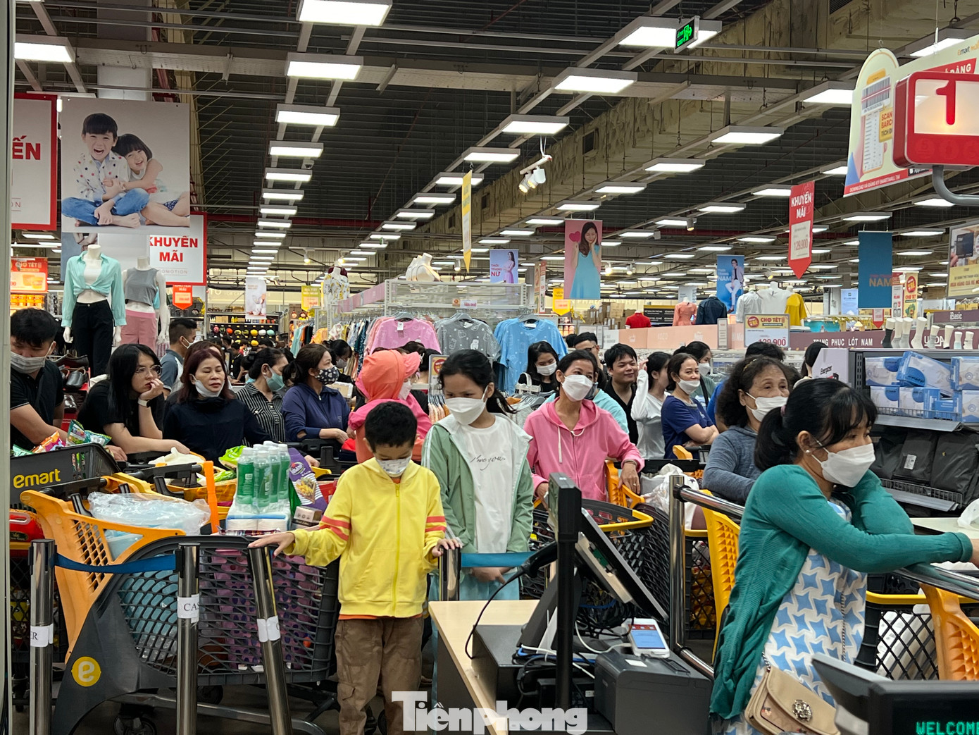 Nhiều siêu thị cho biết, năm nay đã tăng lượng hàng dự trữ lên 10% so với năm ngoái. Đồng thời, có nhiều khuyến mãi, ưu đãi để ổn định giá, giúp khách hàng mua sắm nhiều hơn. Sức mua đối với hàng thực phẩm tăng nhẹ, thực phẩm thiết yếu tăng mạnh khoảng 50% so với năm ngoái...