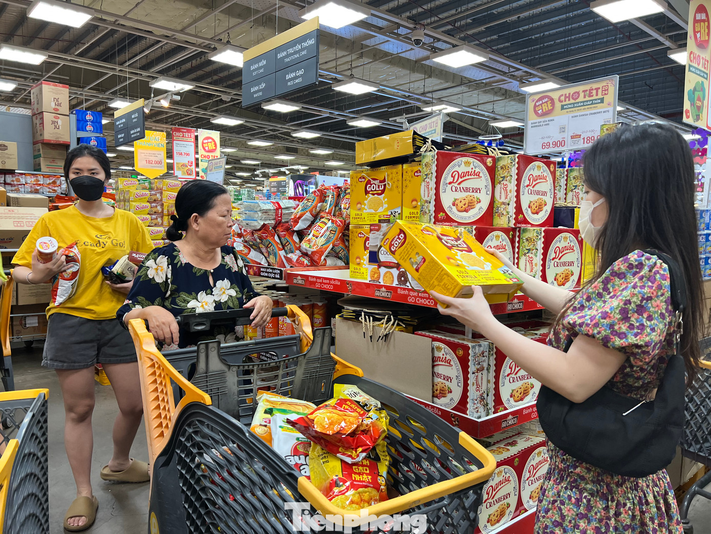 Các loại bánh kẹo được nhiều khách hàng chọn mua làm quà biếu hoặc để đãi khách.