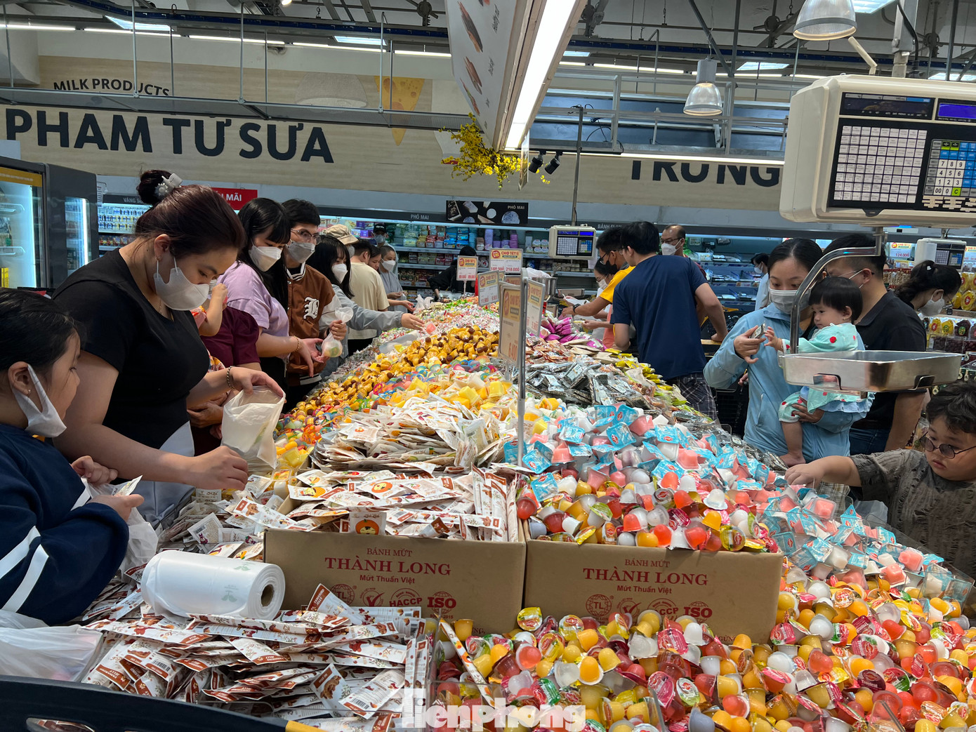 Tối muộn ngày 5/2 (26 tháng Chạp), tại nhiều siêu thị lớn ở TPHCM như Emart, Aeon, Big C..., vẫn nườm nượp khách mua sắm. Trong đó, các mặt hàng bánh kẹo, mứt Tết, các loại đồ khô... được khách hàng chọn mua nhiều nhất.