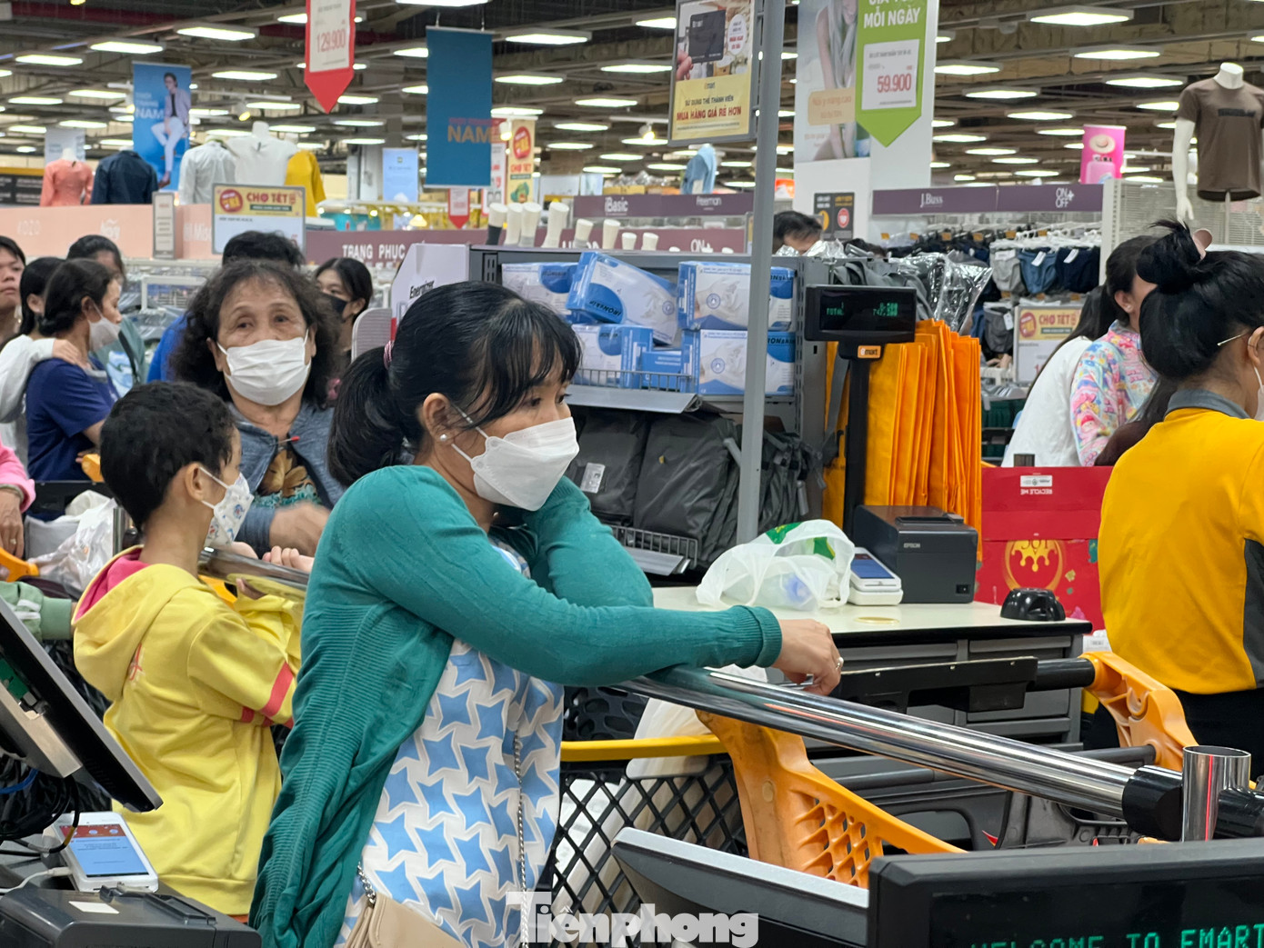 Nhiều người tỏ ra mệt mỏi vì phải chờ đợi lâu...