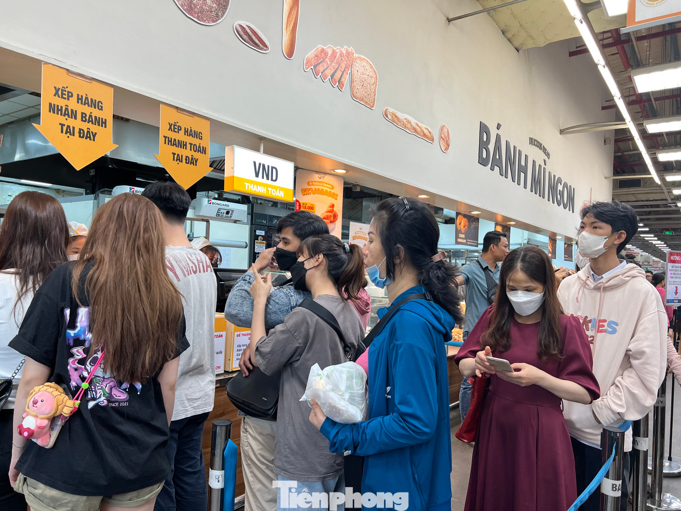 Một quầy hàng bánh mì đông nghịt khách chờ đợi thanh toán