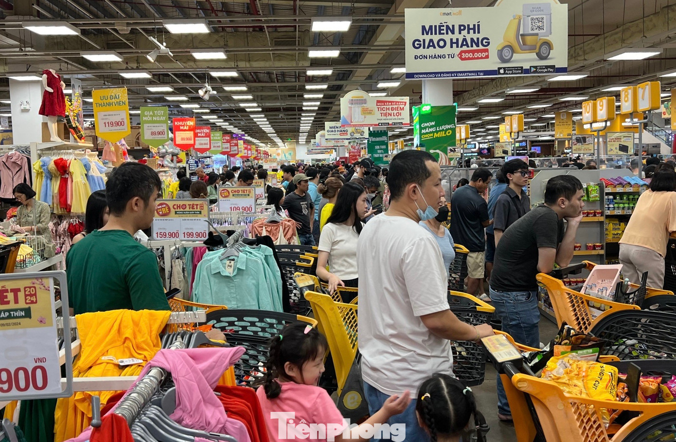 Tuy nhiên do lượng khách tăng gấp nhiều lần so với ngày thường, số lượng hàng cũng nhiều nên thời gian khách hàng chờ đợi thanh toán khá lâu. "Tôi chờ gần 30 phút vẫn chưa đến lượt. Tuy nhiên, đây là tình trạng chung tại nhiều siêu thị trong những ngày cận Tết" - ông Bình (ngụ đường Phạm Văn Đồng, TP Thủ Đức) cho biết.