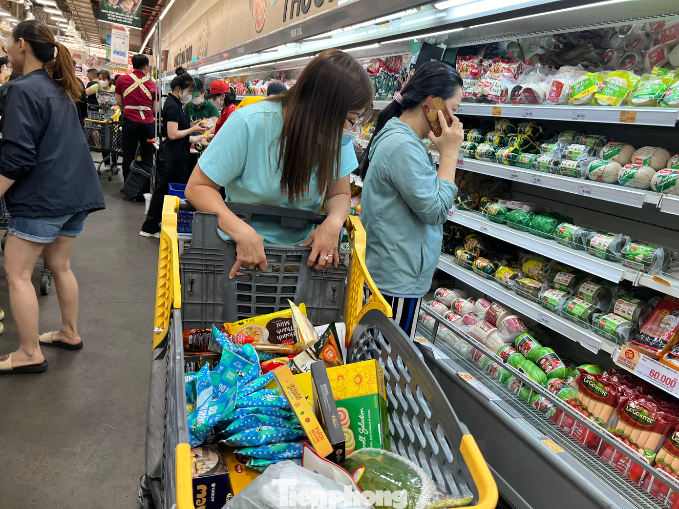 Tại siêu thị Emart, hầu như các sản phẩm đều giảm giá khoảng 20%, hoặc "mua một tặng một"…