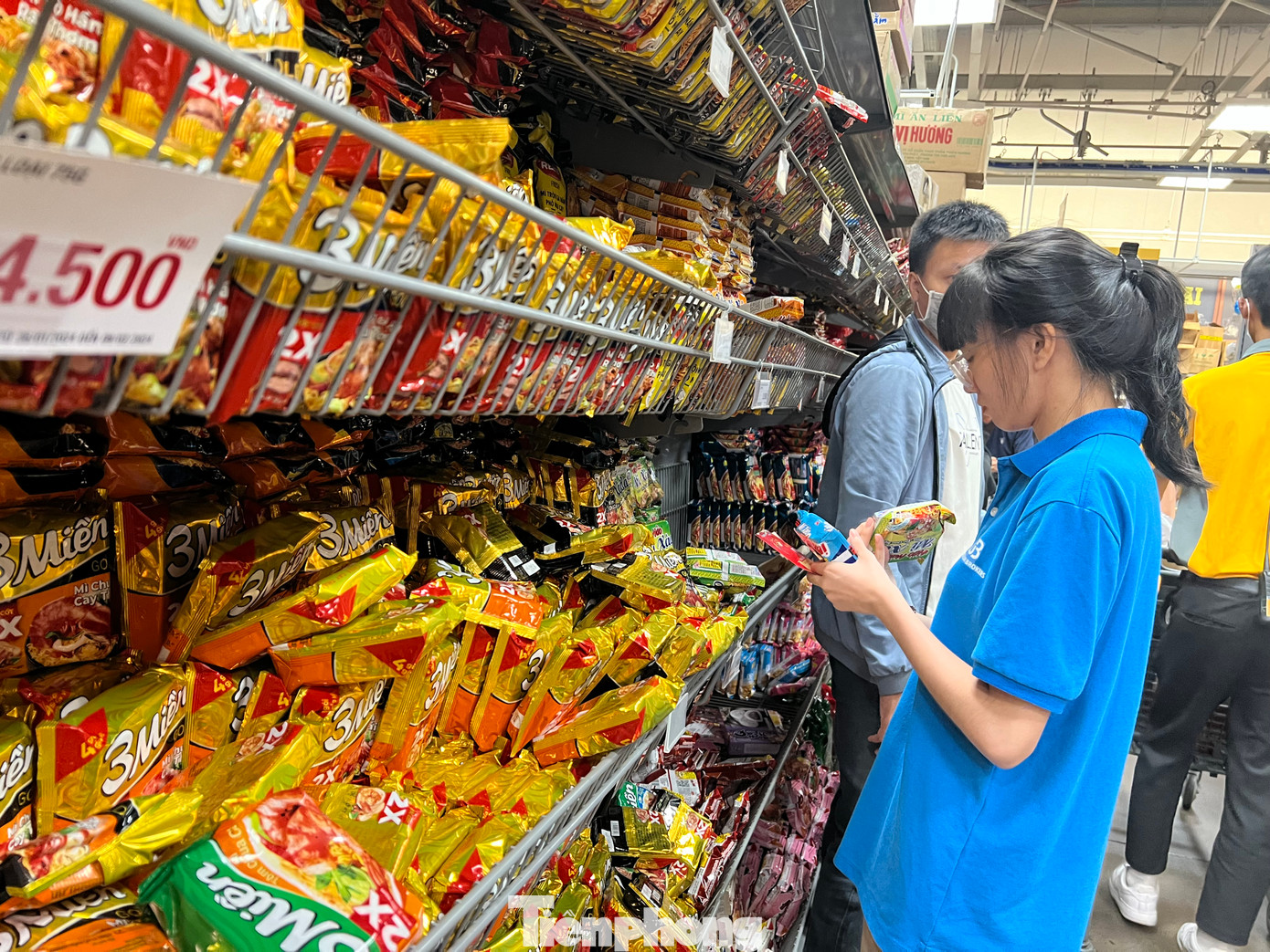 Mì gói, phở gói, hủ tiếu... được khách hàng chọn mua khá nhiều. "Ngày Tết nhà nào cũng có bánh chưng, bánh tét. Vì vậy, tôi mua thêm mì gói, bún, phở để cả nhà thay đổi cho khỏi ngán. Giá sản phẩm vẫn như ngày thường, khoảng 4.500 - 7.000 đồng/gói tùy loại" - chị Thanh cho biết.