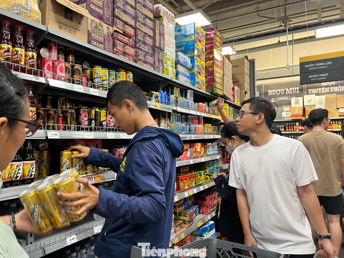 Nhiều khách hàng tìm mua các loại nước trái cây lên men, nước ngọt hoặc bia không cồn để sử dụng trong dịp Tết thay vì mua bia như trước.