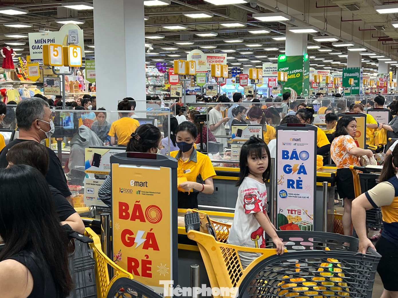 Thời điểm này, các siêu thị đều mở thêm quầy thanh toán; tăng thời gian phục vụ từ sáng sớm đến nửa đêm, đến khi không còn khách… Như Satra mở cửa phục vụ từ 7h - 22h30 đến 29 tháng Chạp. Ngày 30 tháng Chạp, siêu thị mở cửa đến 12h, chỉ nghỉ mùng 1 Tết; mùng 2 Tết bán bình thường. Emart Việt Nam phục vụ từ 6h - 23h; ngày 30 tháng Chạp mở cửa đến trưa; mùng 3 Tết bán bình thường trở lại…