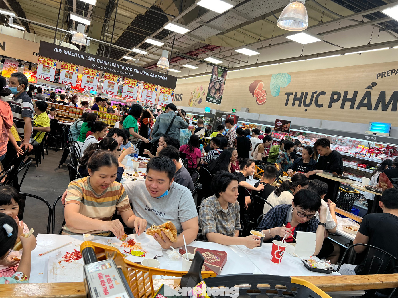 Các quầy ăn uống tại chỗ trong siêu thị cũng đông người dù đã tối muộn.