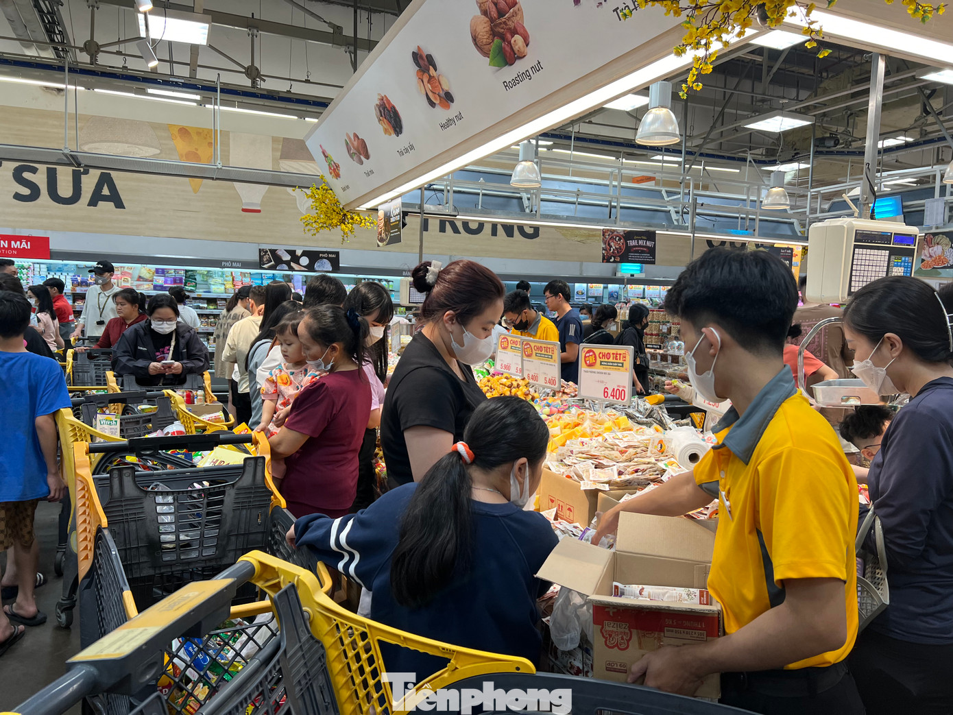 "Siêu thị nhiều khuyến mãi cho hàng Tết nên tôi đưa gia đình đến để dạo chơi kết hợp mua sắm. Thật không ngờ siêu thị nào cũng đông nghịt người. Hàng hóa tại siêu thị rất phong phú, nhân viên tiếp hàng liên tục nên khách mua bao nhiêu cũng có" - chị Mỹ Trang (ngụ đường Nguyễn Oanh, quận Gò Vấp) cho biết.