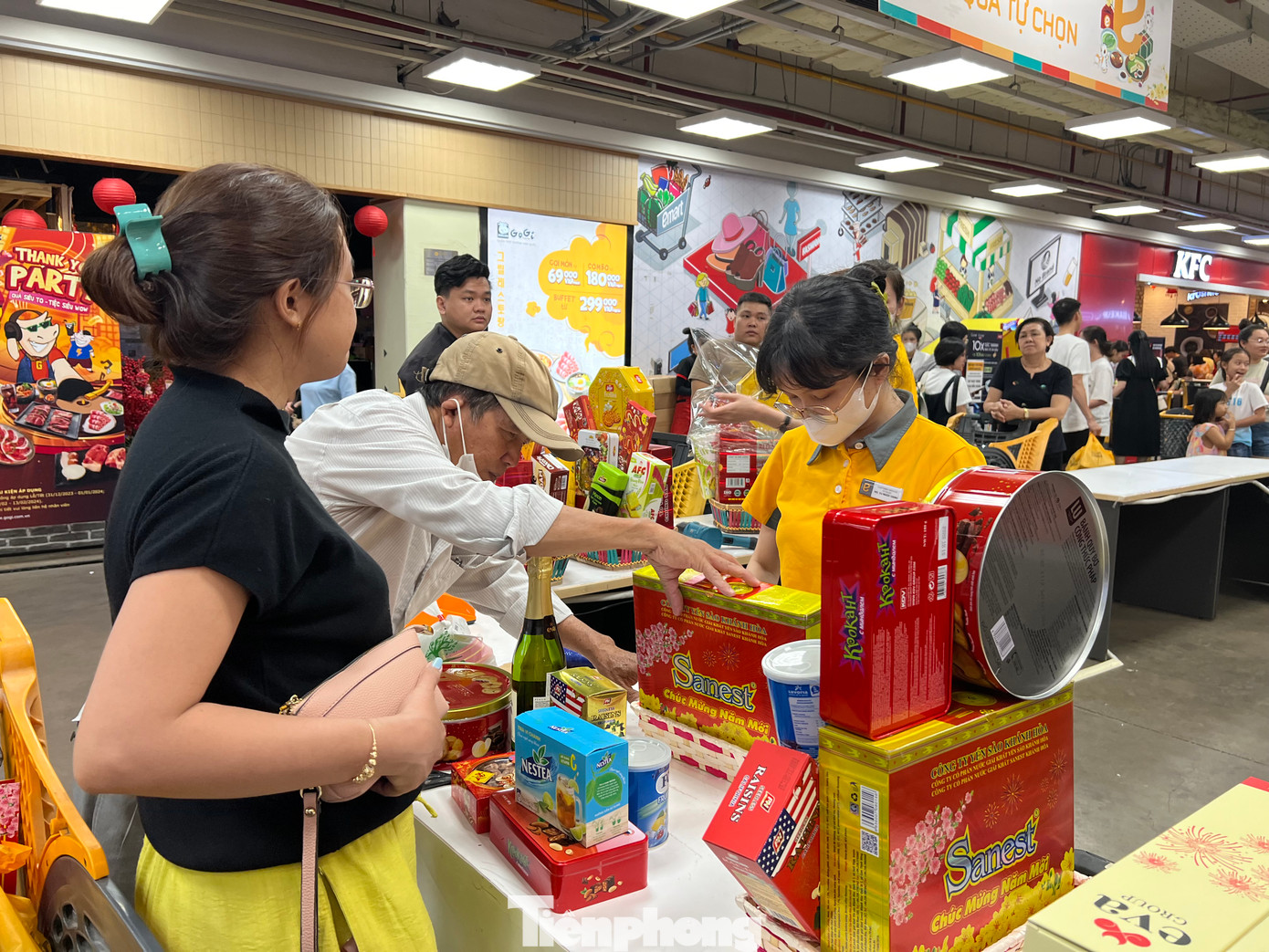 Khách mua hàng được gói quà miễn phí