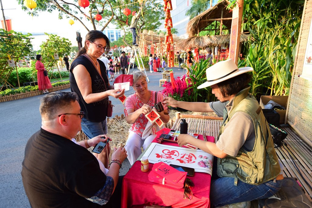 Du khách hào hứng xin chữ đầu năm. Du khách hào hứng xin chữ đầu năm.