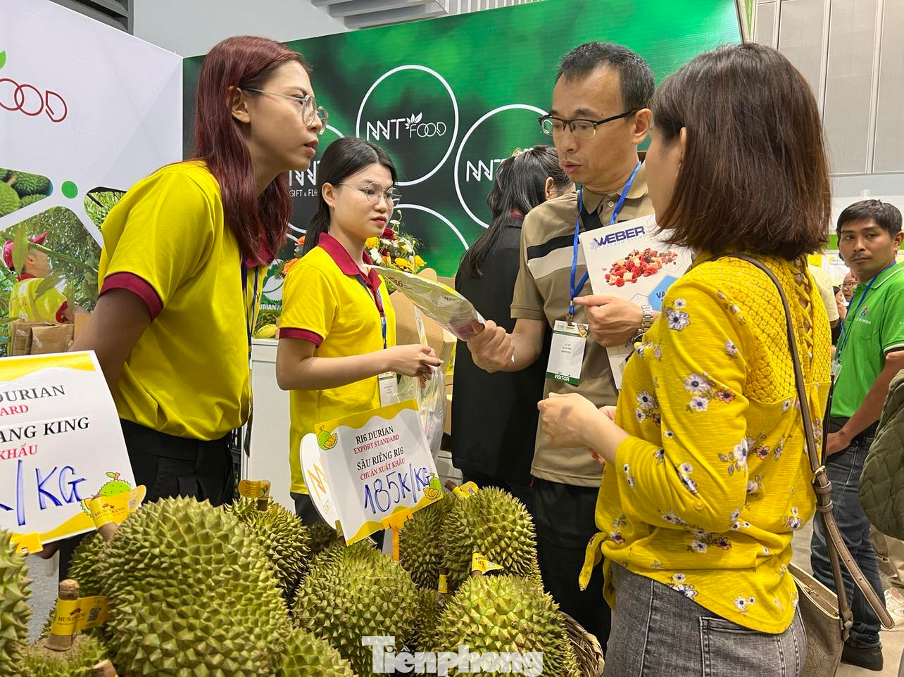 Khách tham quan tìm hiểu sầu riêng Việt Nam tại triển lãm HortEx Vietnam 2024.