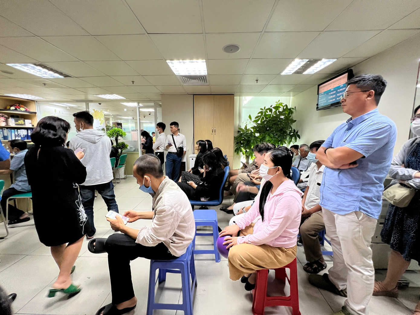 Trụ sở Công ty Vàng bạc đá quý Sài Gòn (SJC) trên đường Nguyễn Thị Minh Khai (quận 3) không còn chỗ trống. Trong khi 4 ngân hàng chỉ bán vàng SJC và không thu mua thì công ty SJC vừa mua, vừa bán nên khách hàng đến đông hơn. Trụ sở Công ty Vàng bạc đá quý Sài Gòn (SJC) trên đường Nguyễn Thị Minh Khai (quận 3) không còn chỗ trống. Trong khi 4 ngân hàng chỉ bán vàng SJC và không thu mua thì công ty SJC vừa mua, vừa bán nên khách hàng đến đông hơn.