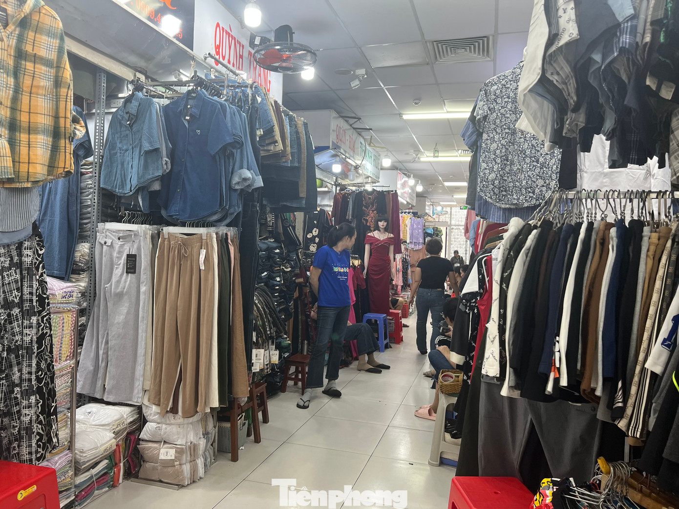 Ngày 31/10, tại Trung tâm thương mại dịch vụ An Đông (chợ An Đông, quận 5), tiểu thương ngành hàng quần áo thời trang bày hàng ngập lối đi. Đây là khu chợ chuyên bán sỉ nên giá cả rất mềm, từ khoảng 100.000 đồng/sản phẩm. &quot;Chúng tôi bán lẻ cũng theo giá sỉ, quần áo chủ yếu hàng do doanh nghiệp trong nước sản xuất. Hàng hóa bao mặc, bao đổi trả&quot; - chị Tâm, tiểu thương chợ An Đông cho biết.