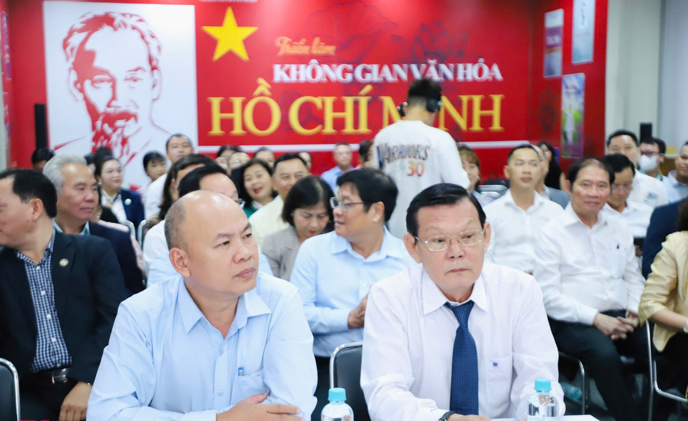 Ông Nguyễn Tấn Phong (phải) - Chủ tịch Hội Nhà báo TPHCM.