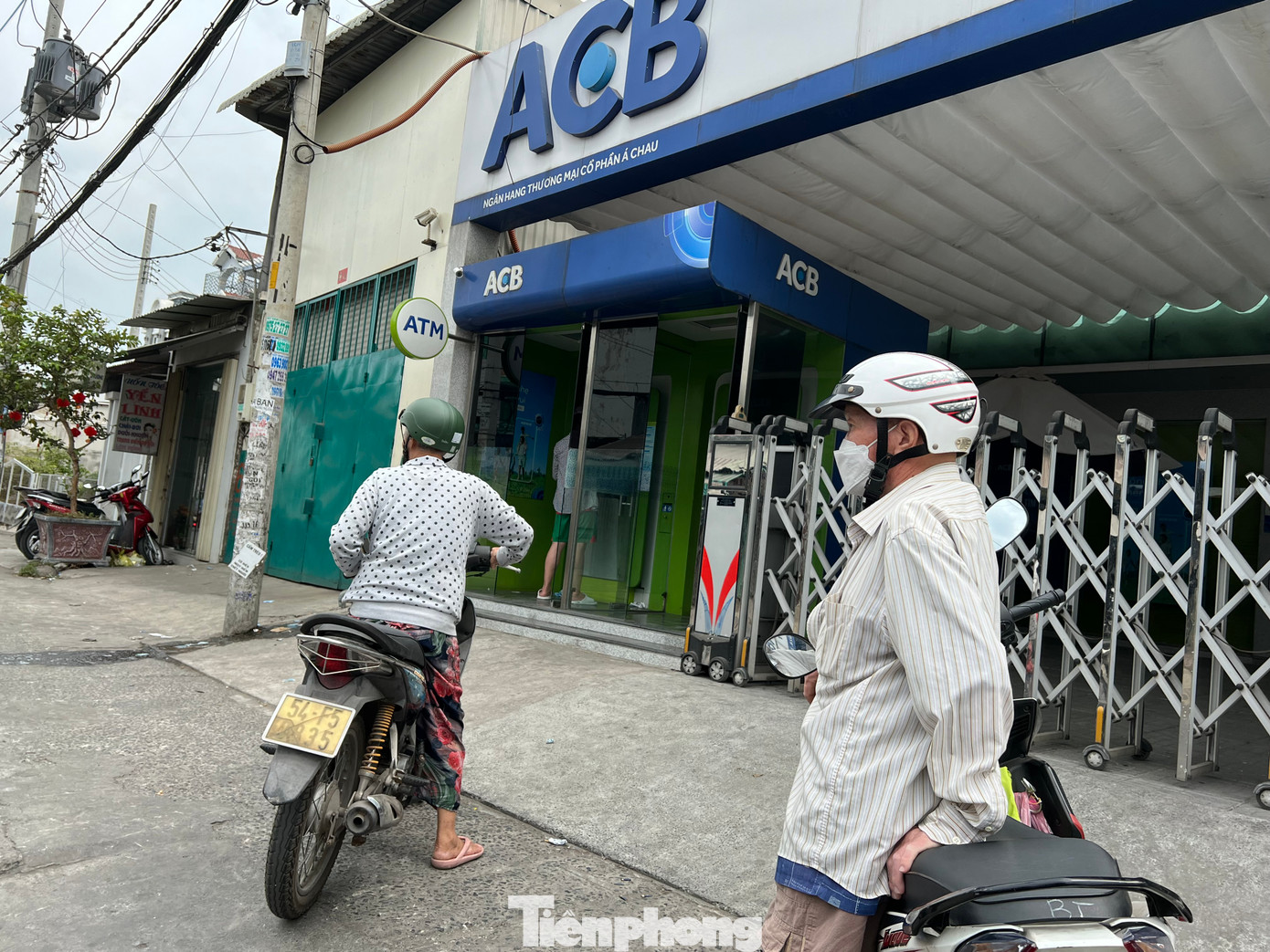 Thưa vắng người đến rút tiền tại cây ATM trưa 8/2 (29 tháng Chạp).