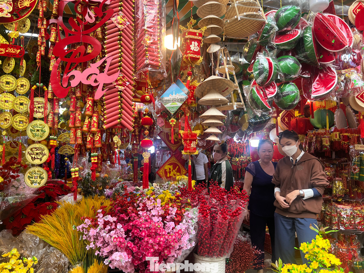 Hàng ngàn sản phẩm trang trí Tết được tiểu thương bày bán phục vụ nhu cầu khách hàng. Theo ông Phan Tấn Hòa, chủ cửa hàng Minh Thy, cả chục năm kinh doanh đồ trang trí, 3 năm trở lại đây là khách vắng nhất. Năm sau ế ẩm hơn năm trước. "Dẫu vậy, chúng tôi vẫn cố gắng tìm những sản phẩm mới, giá cả vừa túi tiền để đáp ứng yêu cầu khách hàng nhưng bán vẫn rất chậm" - ông Hòa nói.