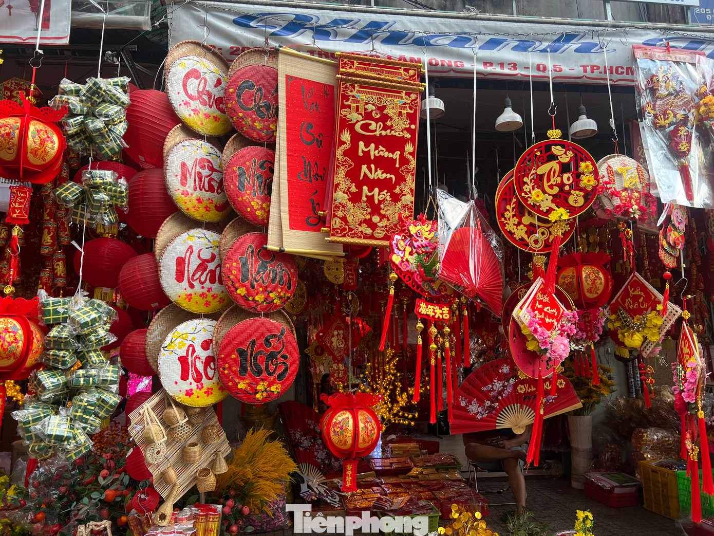 Nhiều sản phẩm trang trí làm từ các nguyên liệu trong nước, mang ý nghĩa cầu chúc năm mới nhiều may mắn được bày bán ngay vị trí chính diện để khách dễ chọn mua.