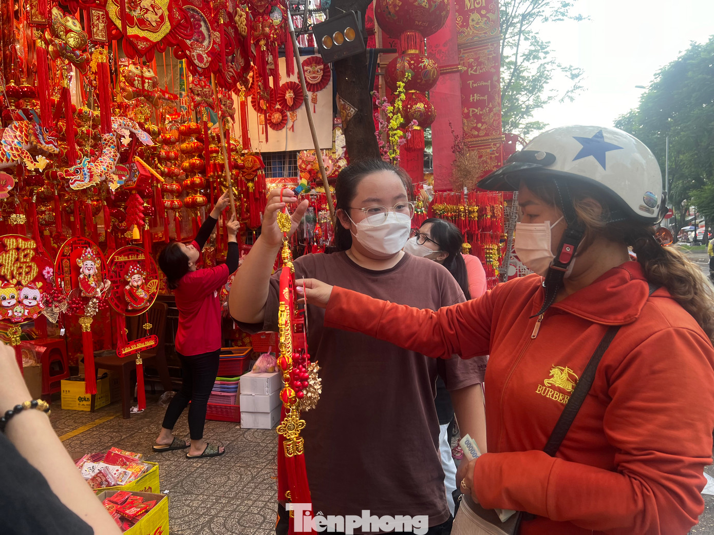 Một số tiểu thương cho biết, trước đây, cả tuyến đường nhộn nhịp, người bán không kịp phục vụ khách. Năm nay, một khách đến xem hàng có tới 2 - 3 nhân viên phục vụ mà đôi lúc không bán được món hàng nào. "Chúng tôi sẵn sàng bớt 5.000 - 10.000 đồng/món, cố gắng không để khách đi nhưng cũng không có nhiều khách đến lựa chọn" - nhân viên cửa hàng kinh doanh đồ trang trí than.