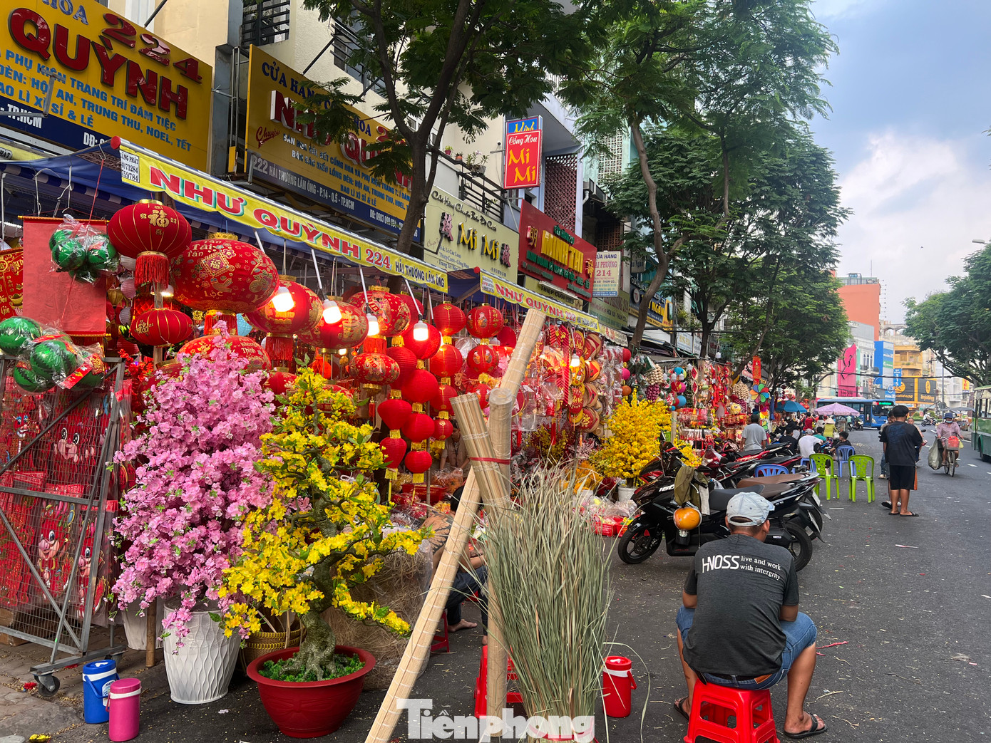 Nhân viên cửa hàng ra tận giữa đường để chào mời khách ghé mua nhưng tình hình vẫn không khả quan. Các tiểu thương kỳ vọng, qua dịp nghỉ lễ Tết Dương lịch 2024, khi người dân trở lại thành phố thì sẽ mua sắm đồ trang trí nhiều hơn để chuẩn bị đón Tết Nguyên Đán 2024 đang đến gần.