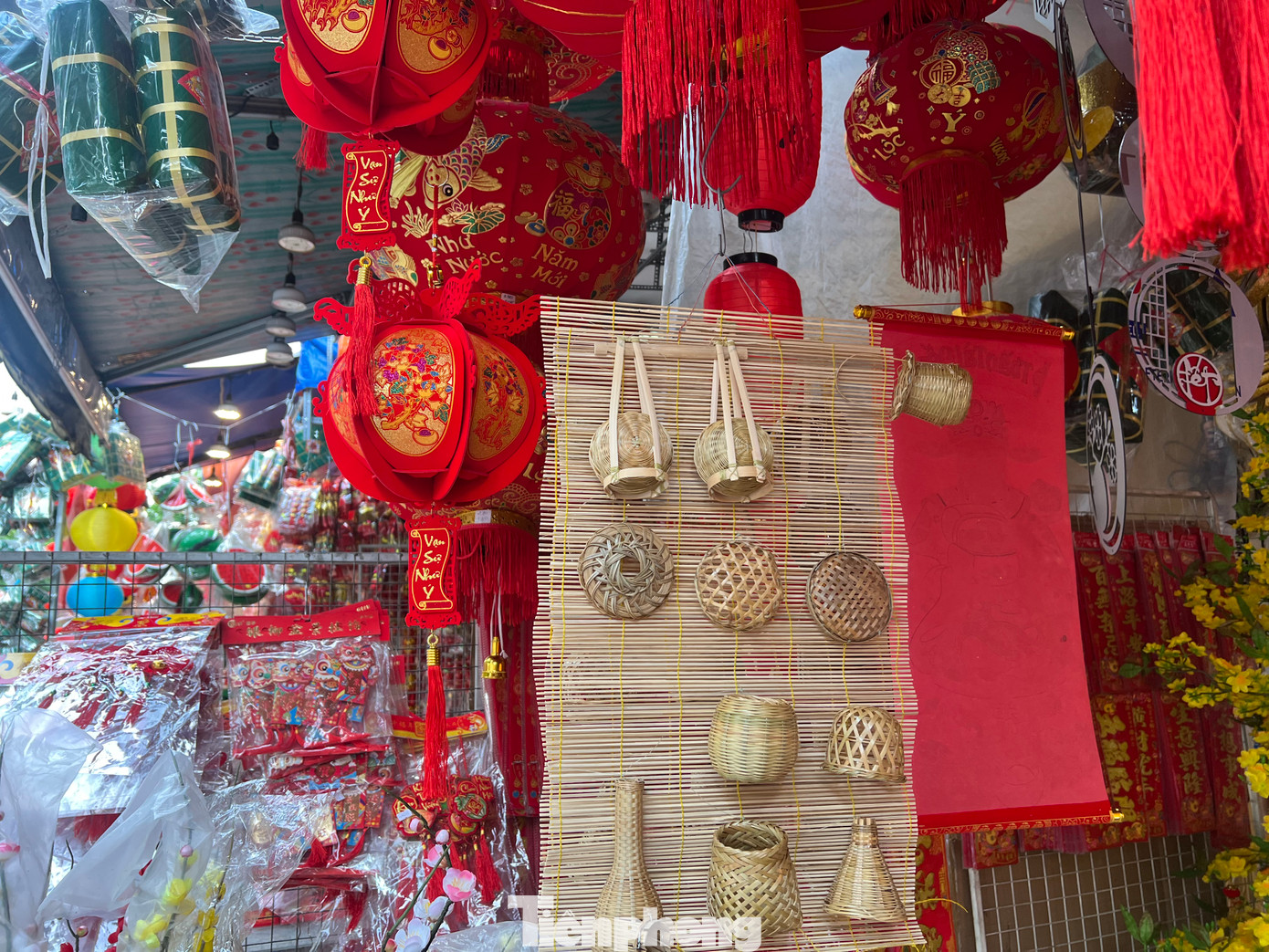 Các cửa hàng hầu như chỉ có người bán và thưa vắng người đến mua