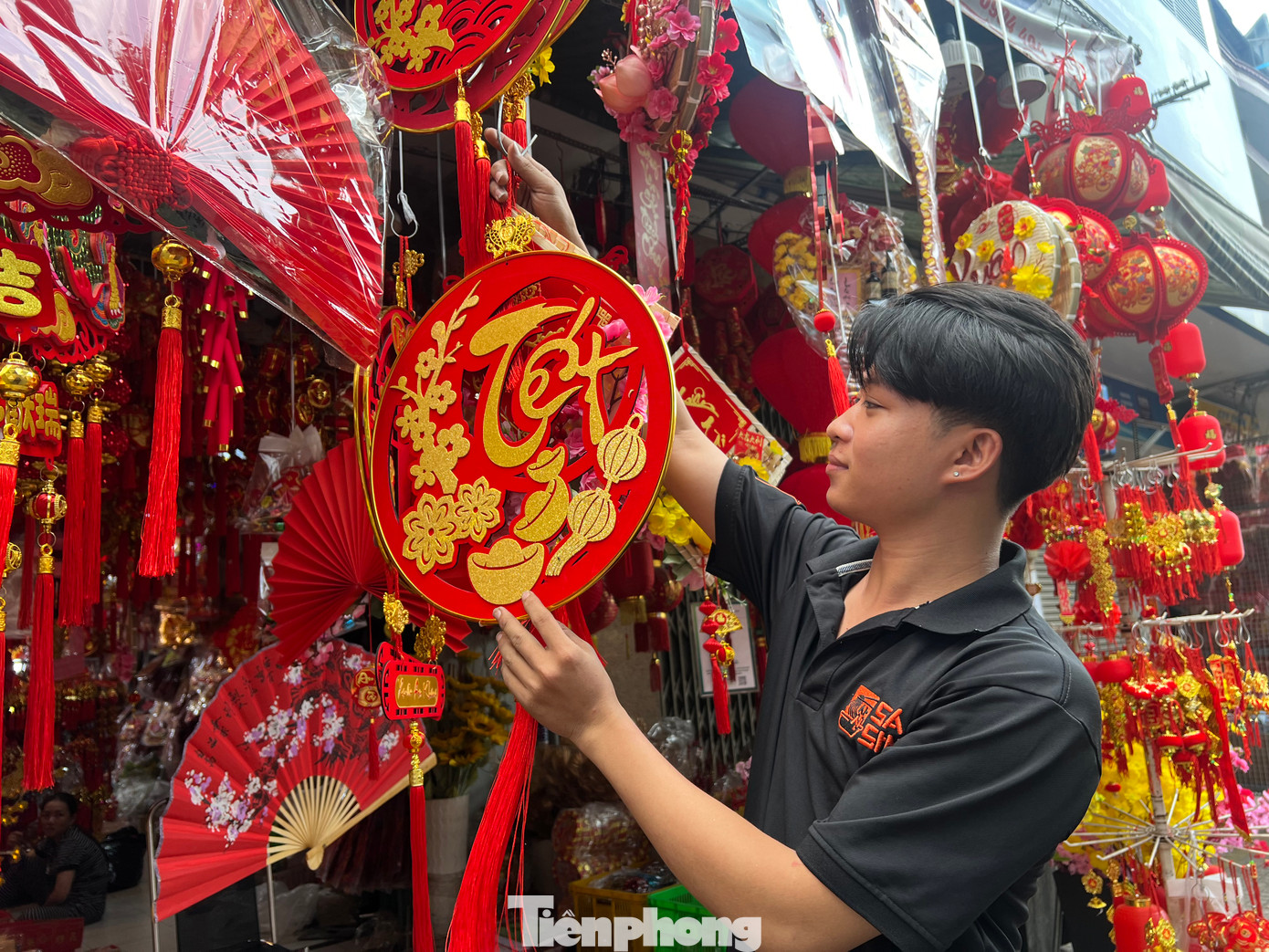 Phố chuyên kinh doanh đồ trang trí Tết trên đường Hải Thượng Lãn Ông (quận 5, TPHCM) những ngày qua như thay áo mới. Sắc đỏ - vàng bắt mắt làm sáng rực cả một đoạn đường. Anh Hoàng Chương, nhân viên cửa hàng Khánh Thúy cho biết: "Các sản phẩm rất đa dạng, từ các chất liệu mút xốp, tre nứa... có giá từ vài chục ngàn đồng/món, sản phẩm cầu kỳ hơn thì giá cao hơn và tầm khoảng 200.000 - 300.000 đồng/món. Trong đó, đa số khách chọn mua mặt hàng giá rẻ".