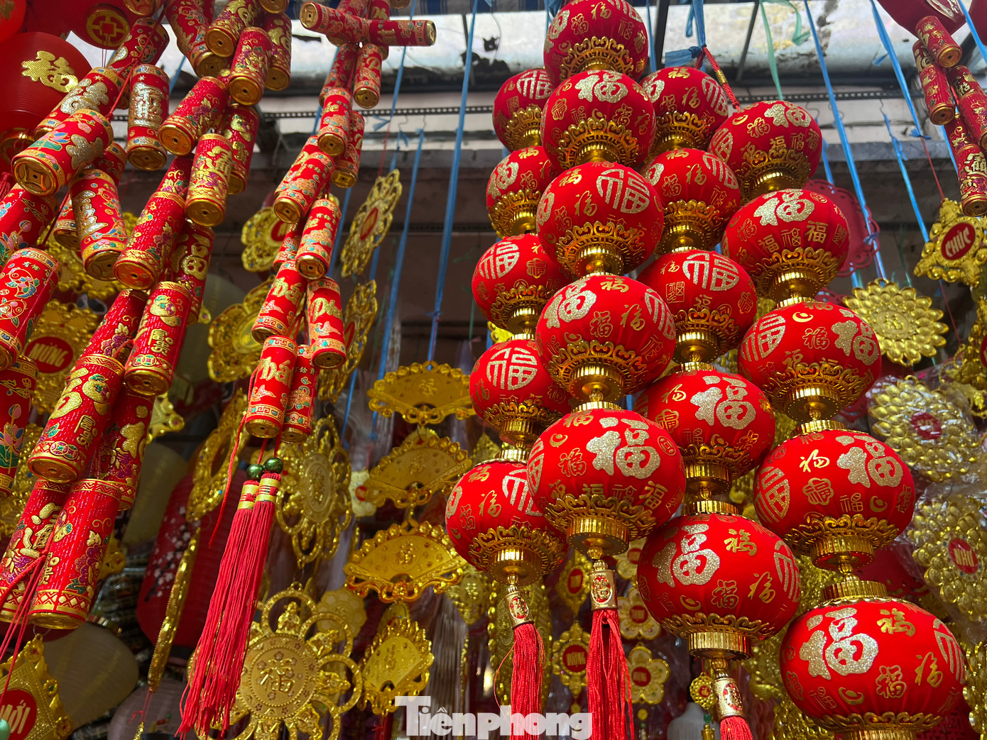 Những quả cầu đỏ ngụ ý may mắn, bình an, sức khỏe trong năm 2024.