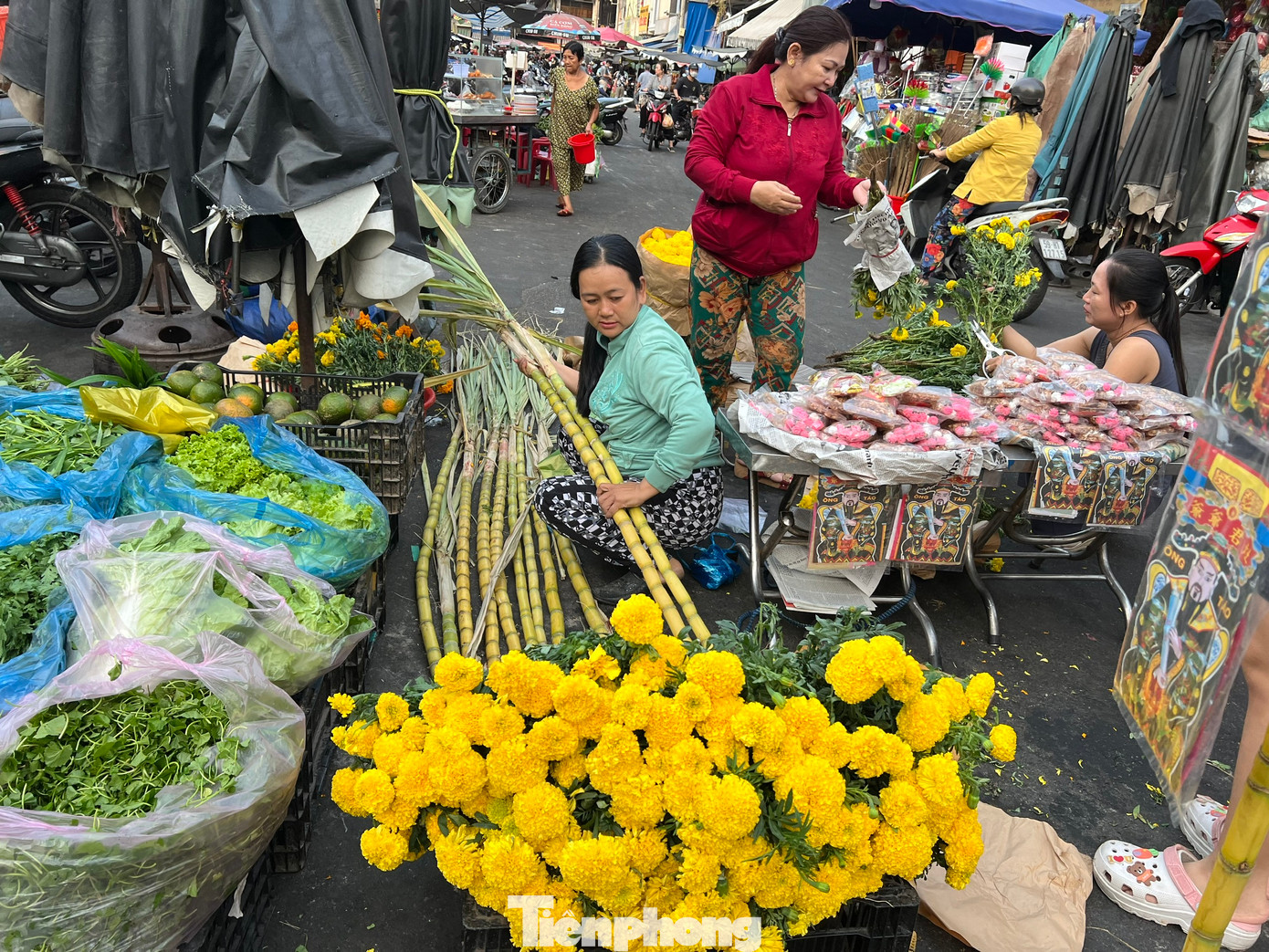 Mía nguyên cây cũng đắt hàng trong ngày này, bởi người dân quan niệm mía dùng làm cầu để ông Táo lên gặp Ngọc Hoàng. "Từ chiều hôm qua đến giờ, tôi đã bán được cả trăm cây mía. Khách thường mua 2 cây/lần chứ không mua lẻ, giá từ 10.000 - 15.000 đồng/cây" - chị Hà cho biết.