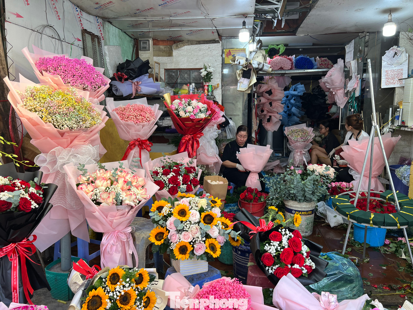 Trưa 14/2 (mùng 5 Tết), tại chợ hoa tươi Hồ Thị Kỷ (quận 10, TPHCM), tiểu thương đã chưng những bó hoa hồng đẹp mắt phục vụ khách mua làm quà tặng nhân ngày Valentine. Tùy theo số lượng hoa nhiều hay ít, hoa trong nước hay nhập khẩu mà có giá khác nhau, trung bình từ 350.000 - 1 triệu đồng/bó.