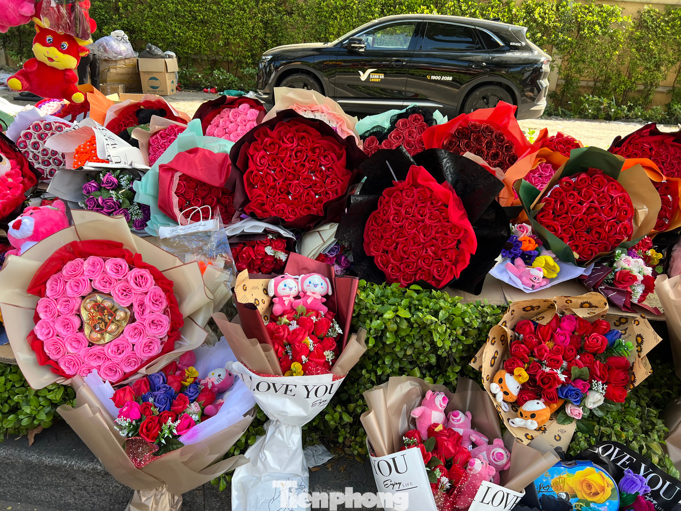 Hoa hồng sáp được trang trí thêm gấu bông, hộp socola ở giữa tạo thêm sự phong phú, đa dạng cho bó hoa.