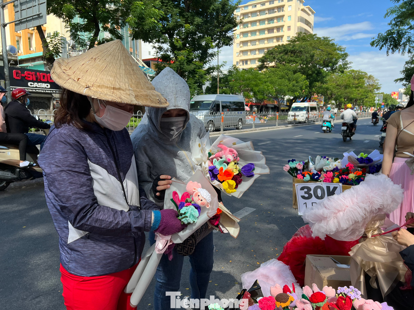 Năm nay, thị trường quà tặng còn có thêm hoa len, được đan móc bằng len, làm hoàn toàn bằng tay nên các sản phẩm "không đụng hàng", giá từ 50.000 đồng/bông.