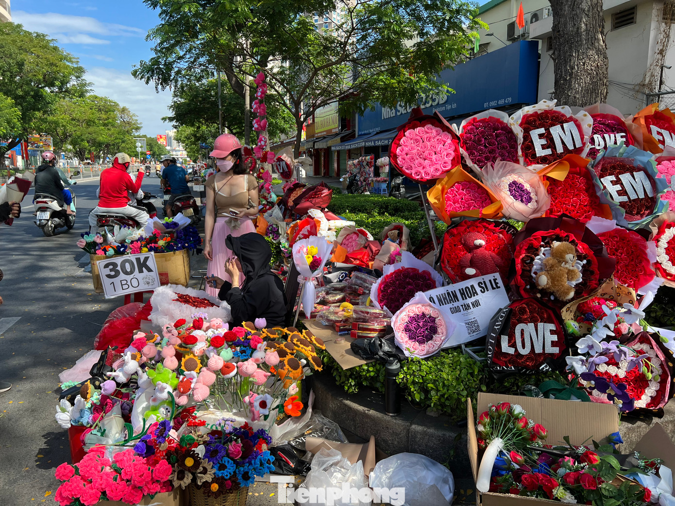 Trên nhiều tuyến đường ở TPHCM như Nguyễn Văn Cừ (quận 5), Điện Biên Phủ (quận 3), Nguyễn Thị Minh Khai, Tân Định (quận 1)... quà tặng Valentine bày bán tràn vỉa hè. Trong đó, đa phần là các loại hoa hồng sáp, hoa thú bông... thay vì hoa tươi.