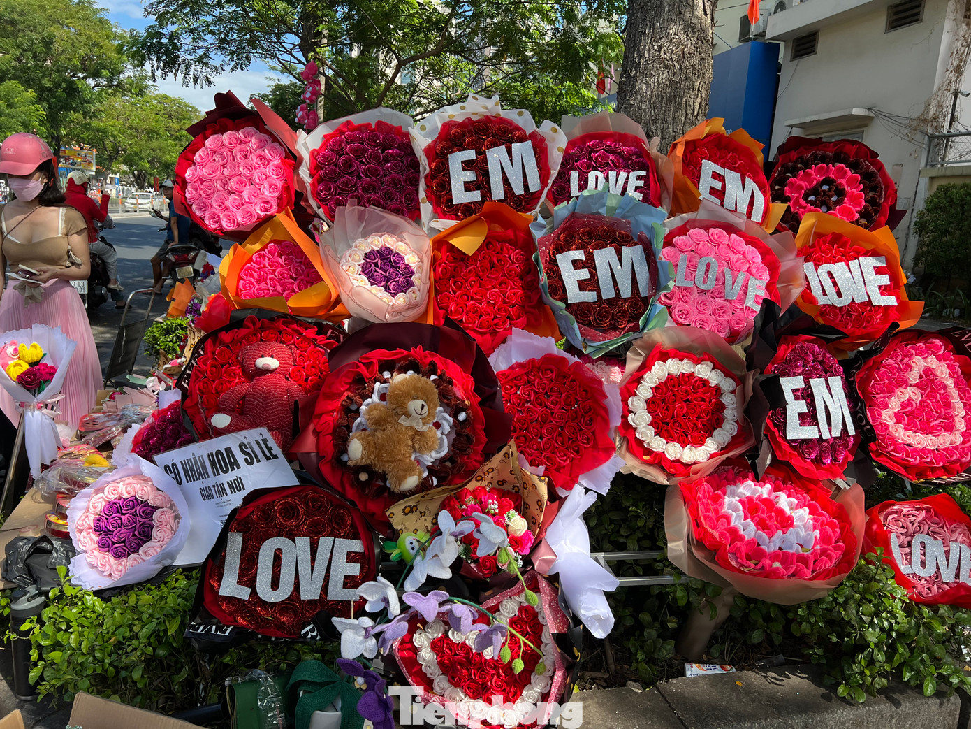 Những bó hoa hồng sáp được trang trí đẹp mắt.