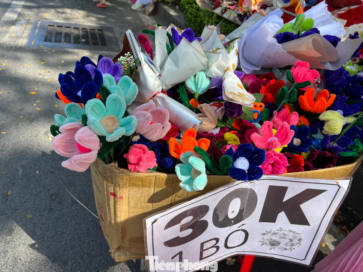 Hoa từ kẽm nhung cũng được ưa chuộng, giá khá mềm chỉ 30.000 đồng/bó, mỗi bó từ 2 - 3 bông.