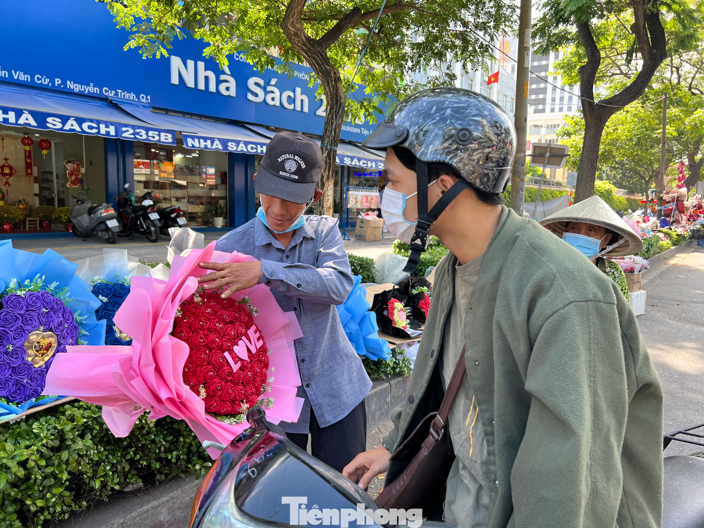 Một khách nam tìm mua hoa hồng sáp tặng người yêu.