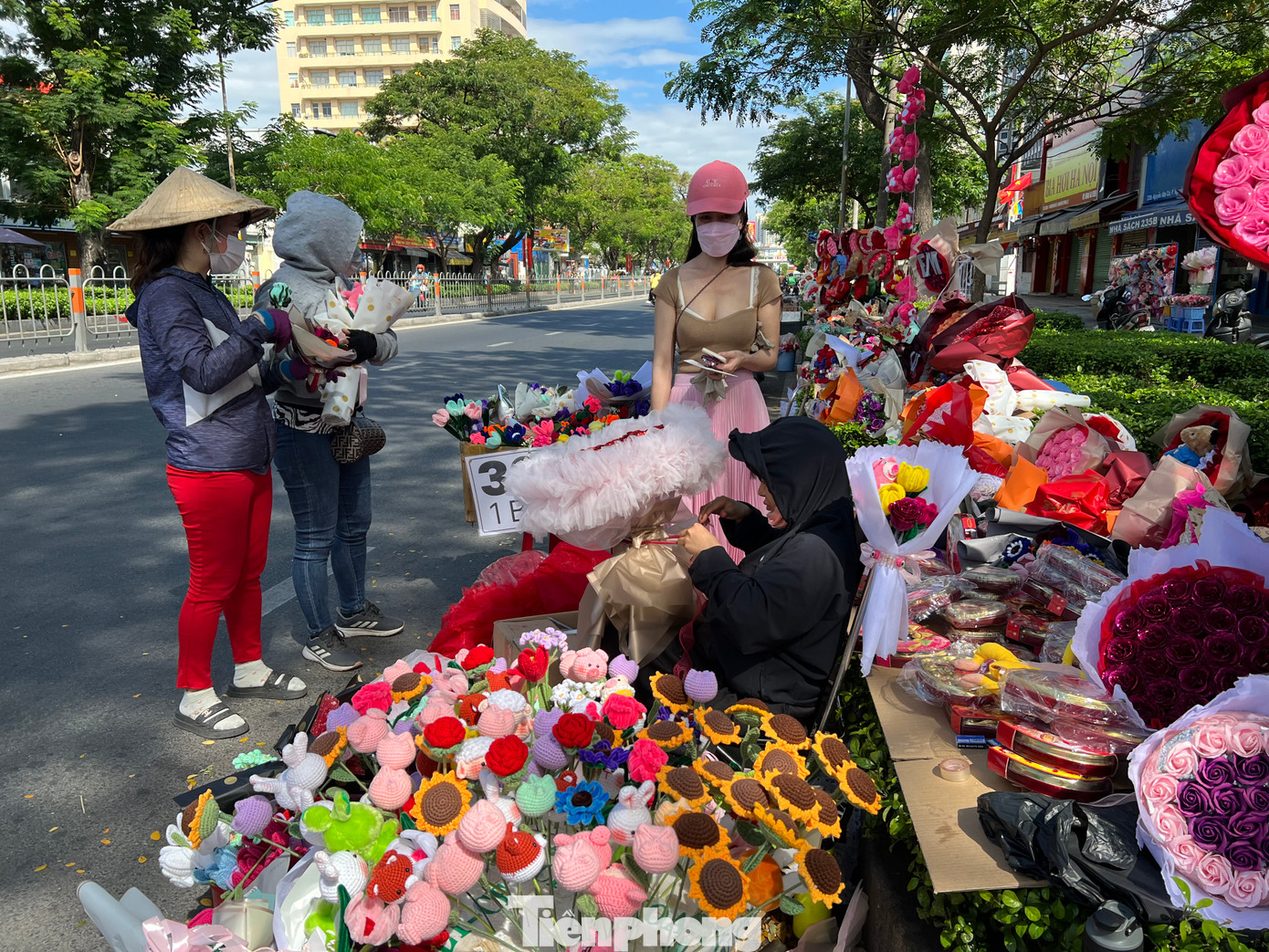 "Những năm trước tôi đều bán hoa tươi nhưng cuối ngày thường phải bỏ hoặc bán lỗ, năm nay dự đoán sức mua sẽ giảm do một phần kinh tế khó khăn, lý do khác là ngày 14/2 vẫn trong thời gian nghỉ Tết nên tôi nhập hoa sáp để bán. Bán không hết còn để tới những dịp lễ sau mà không sợ hư, đổ bỏ" - chị Thanh, người kinh doanh hoa sáp trên đường Nguyễn Văn Cừ, quận 5 nói.