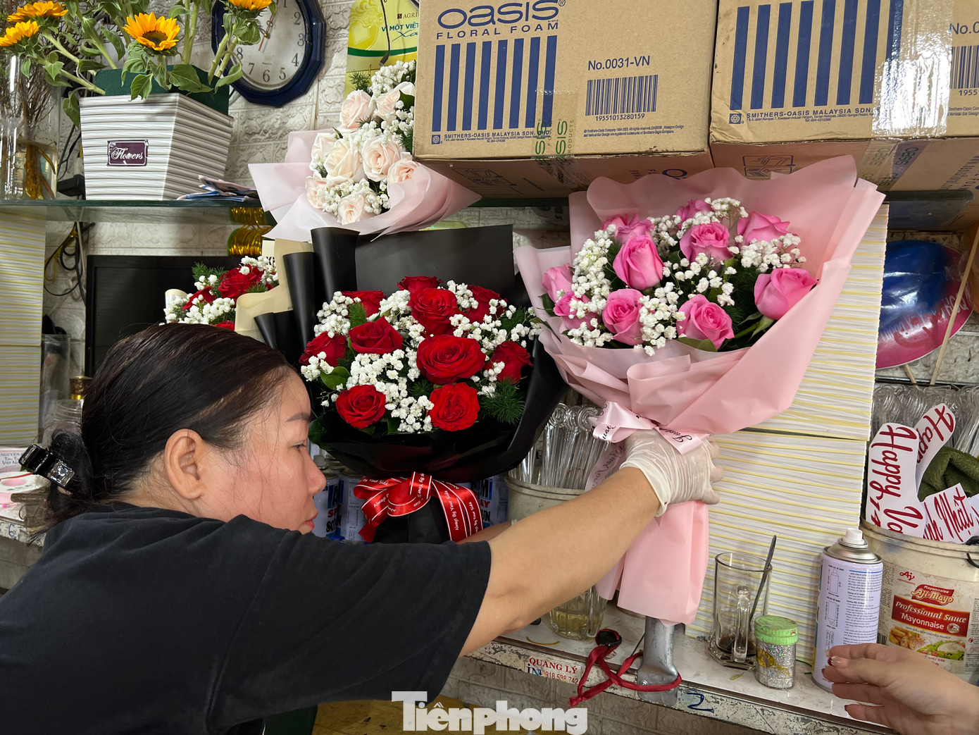 Một bó hoa hồng cắm sẵn có giá từ 350.000 đồng/bó.