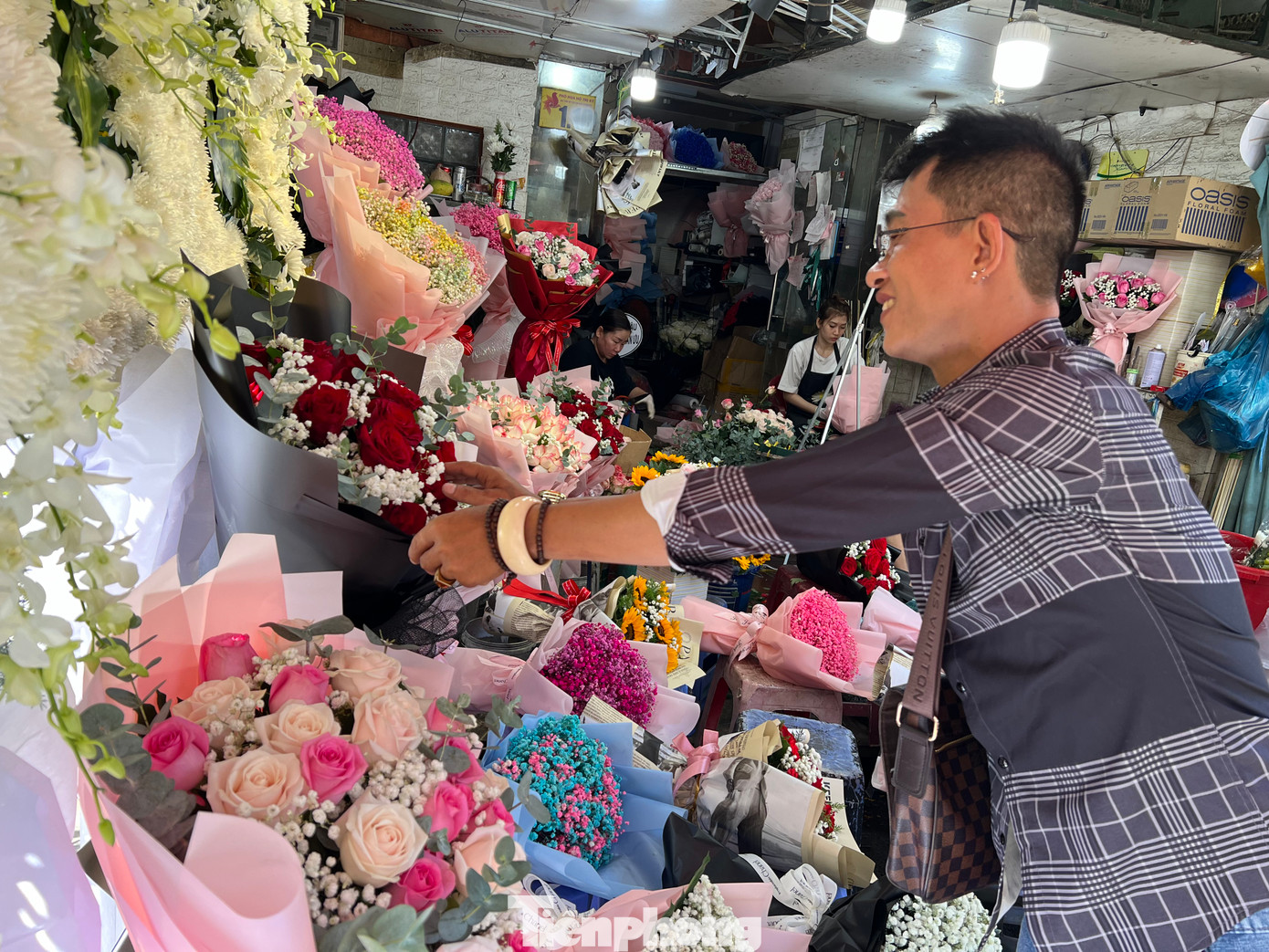 Anh Sỹ, chủ shop hoa tươi Tường Vy cho biết, dù hôm nay ngày Valentine nhưng sức mua không tăng do rơi vào mùng 5 Tết, người dân TPHCM vẫn còn đang nghỉ Tết và đang di chuyển trở lại thành phố để bắt đầu làm việc trở lại vào ngày mai (15/2). "Tôi kỳ vọng trong chiều tối nay, khách đến mua hoa tặng người yêu sẽ tăng hơn" - anh Sỹ chia sẻ.