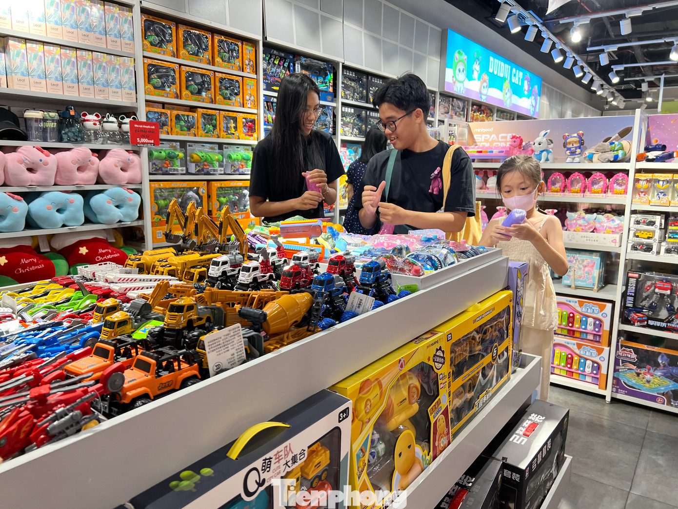 Tết Thiếu nhi 1/6 là ngày vui nhất của các em nhỏ, bởi trong ngày này, các em không chỉ được cha mẹ đưa đi chơi, ăn uống mà còn được nhận những phần quà theo ý thích. Nhiều cửa hàng, nhà sách... đã tung ra rất nhiều chương trình giảm giá dịp này dành cho thiếu nhi. Tết Thiếu nhi 1/6 là ngày vui nhất của các em nhỏ, bởi trong ngày này, các em không chỉ được cha mẹ đưa đi chơi, ăn uống mà còn được nhận những phần quà theo ý thích. Nhiều cửa hàng, nhà sách... đã tung ra rất nhiều chương trình giảm giá dịp này dành cho thiếu nhi.