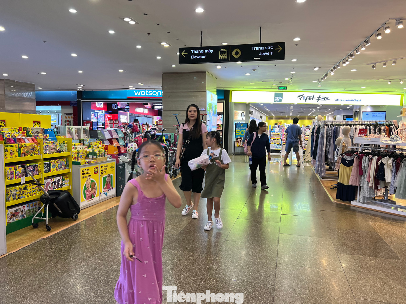 Các trung tâm thương mại ở TPHCM có hẳn một khu vực dành cho trẻ em, chuyên các sản phẩm từ quần áo, giày dép, đồ chơi đến cả thực phẩm... Các trung tâm thương mại ở TPHCM có hẳn một khu vực dành cho trẻ em, chuyên các sản phẩm từ quần áo, giày dép, đồ chơi đến cả thực phẩm...