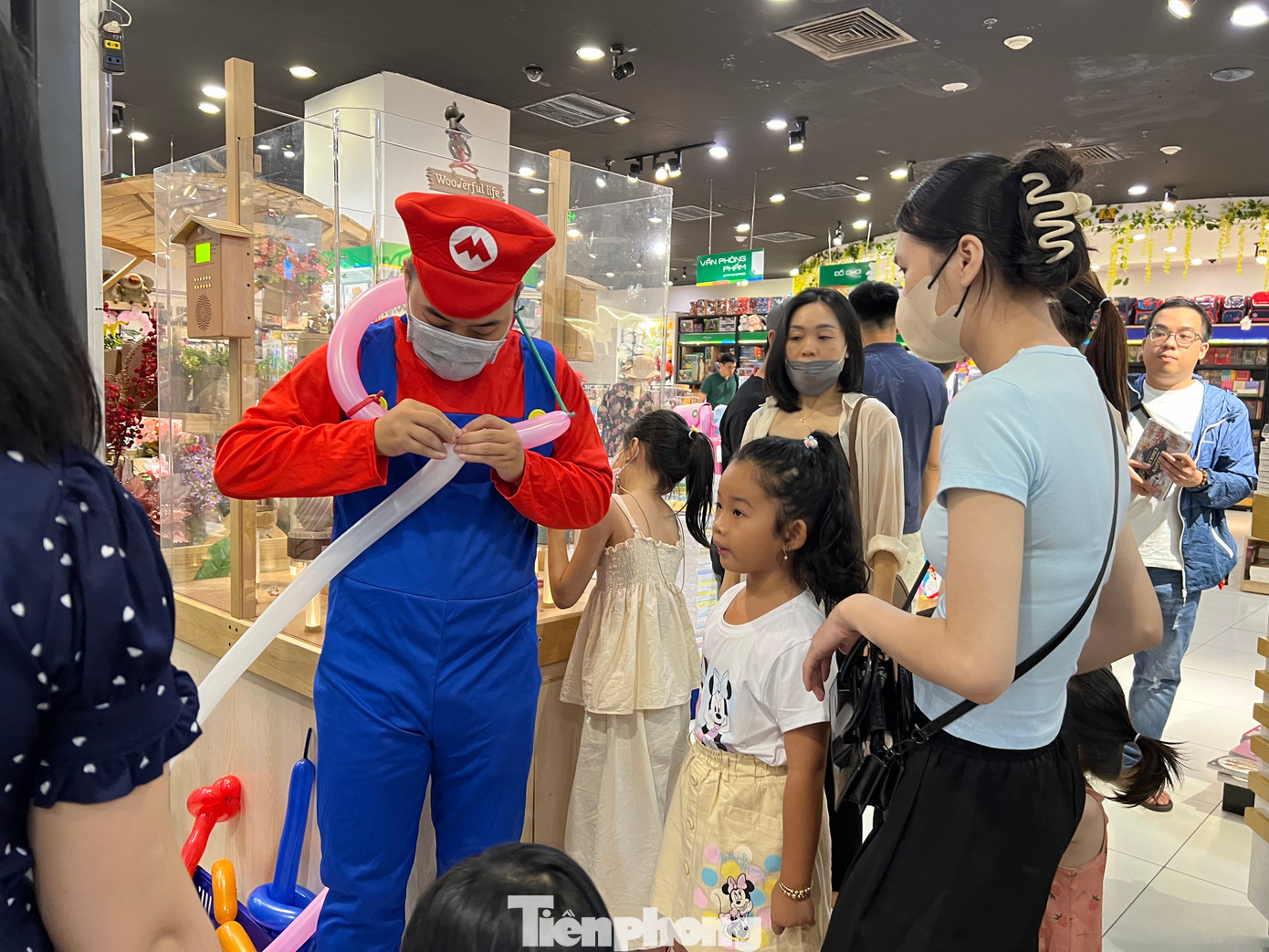 Cửa hàng còn thuê hẳn người thổi bong bóng tạo hình tặng miễn phí cho khách hàng nhí. Các bé rất hào hứng và chờ đợi được nhận bong bóng tạo hình theo yêu cầu của mình. Cửa hàng còn thuê hẳn người thổi bong bóng tạo hình tặng miễn phí cho khách hàng nhí. Các bé rất hào hứng và chờ đợi được nhận bong bóng tạo hình theo yêu cầu của mình.