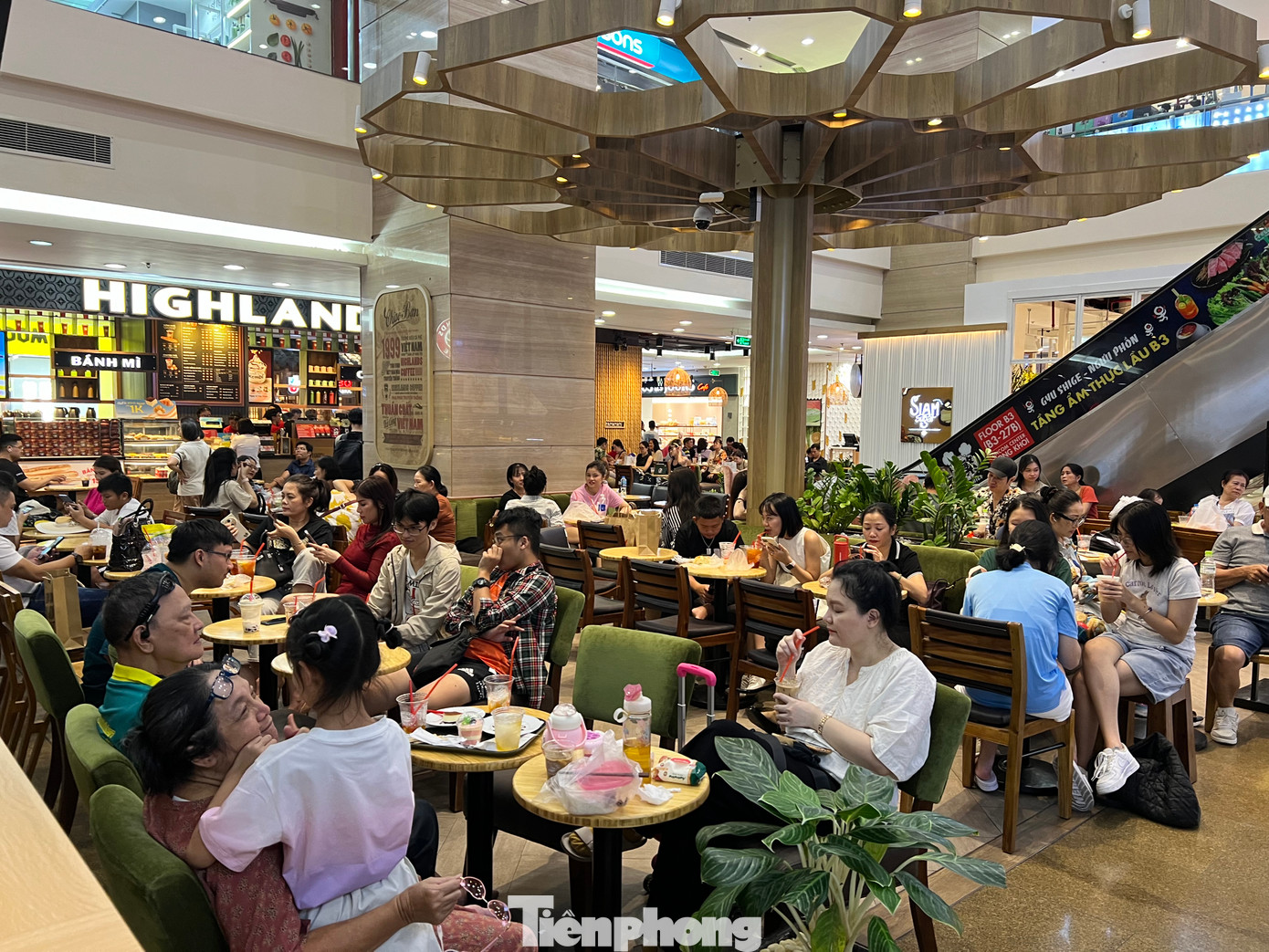 Hàng quán trong ngày lễ cuối tuần đông nghịt người. Sau khi vui chơi, các gia đình cùng ăn uống, thưởng thức cà phê máy lạnh. "Do TPHCM những ngày gần đây thường có mưa vào buổi chiều nên tôi cho con đi chơi công viên buổi sáng, từ buổi trưa vào trung tâm thương mại ăn uống và vui chơi đến chiều tối" - chị Nguyễn Thị Lan (ngụ quận Gò Vấp) cho biết. Hàng quán trong ngày lễ cuối tuần đông nghịt người. Sau khi vui chơi, các gia đình cùng ăn uống, thưởng thức cà phê máy lạnh. "Do TPHCM những ngày gần đây thường có mưa vào buổi chiều nên tôi cho con đi chơi công viên buổi sáng, từ buổi trưa vào trung tâm thương mại ăn uống và vui chơi đến chiều tối" - chị Nguyễn Thị Lan (ngụ quận Gò Vấp) cho biết.